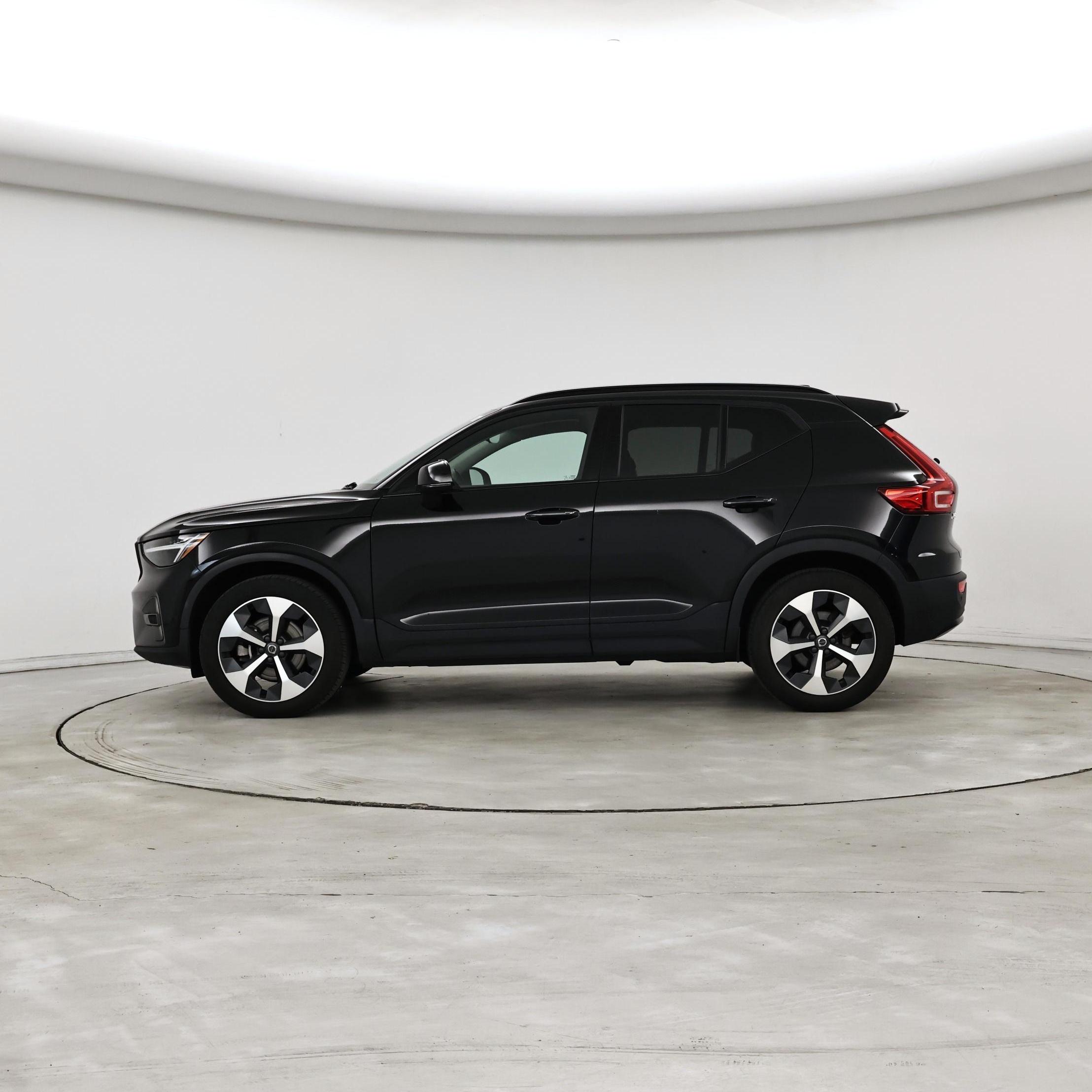 Thumbnail: 2023 Volvo XC40 - 3