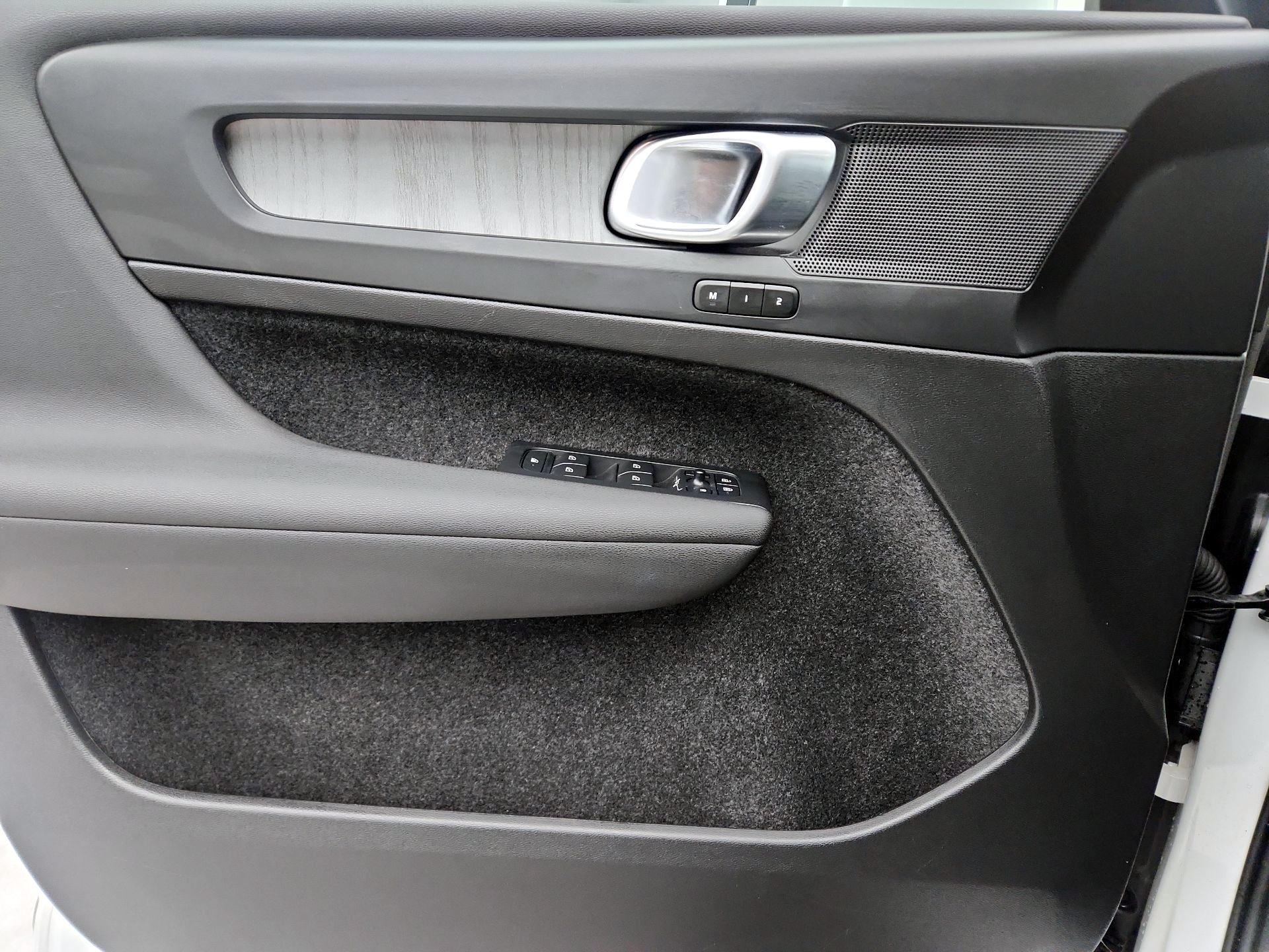 Thumbnail: 2023 Volvo XC40 - 12