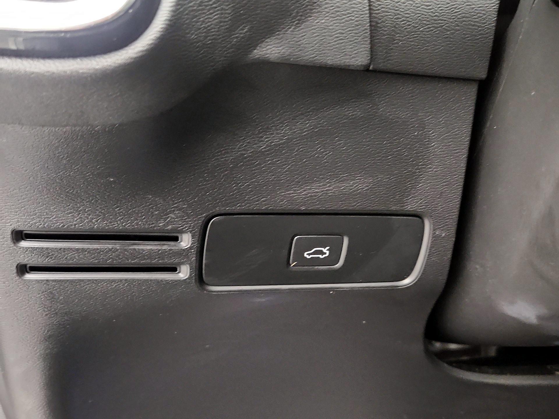 Thumbnail: 2023 Volvo XC40 - 13