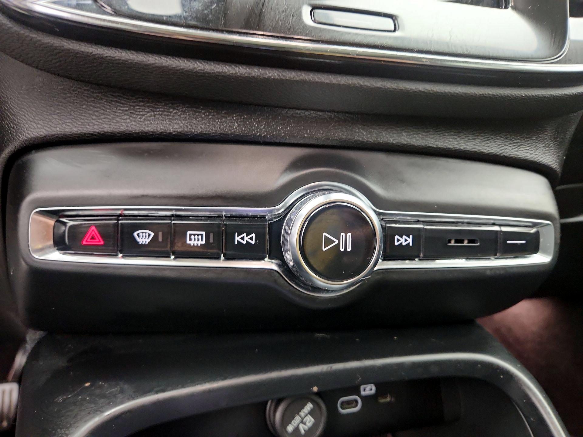 Thumbnail: 2023 Volvo XC40 - 16