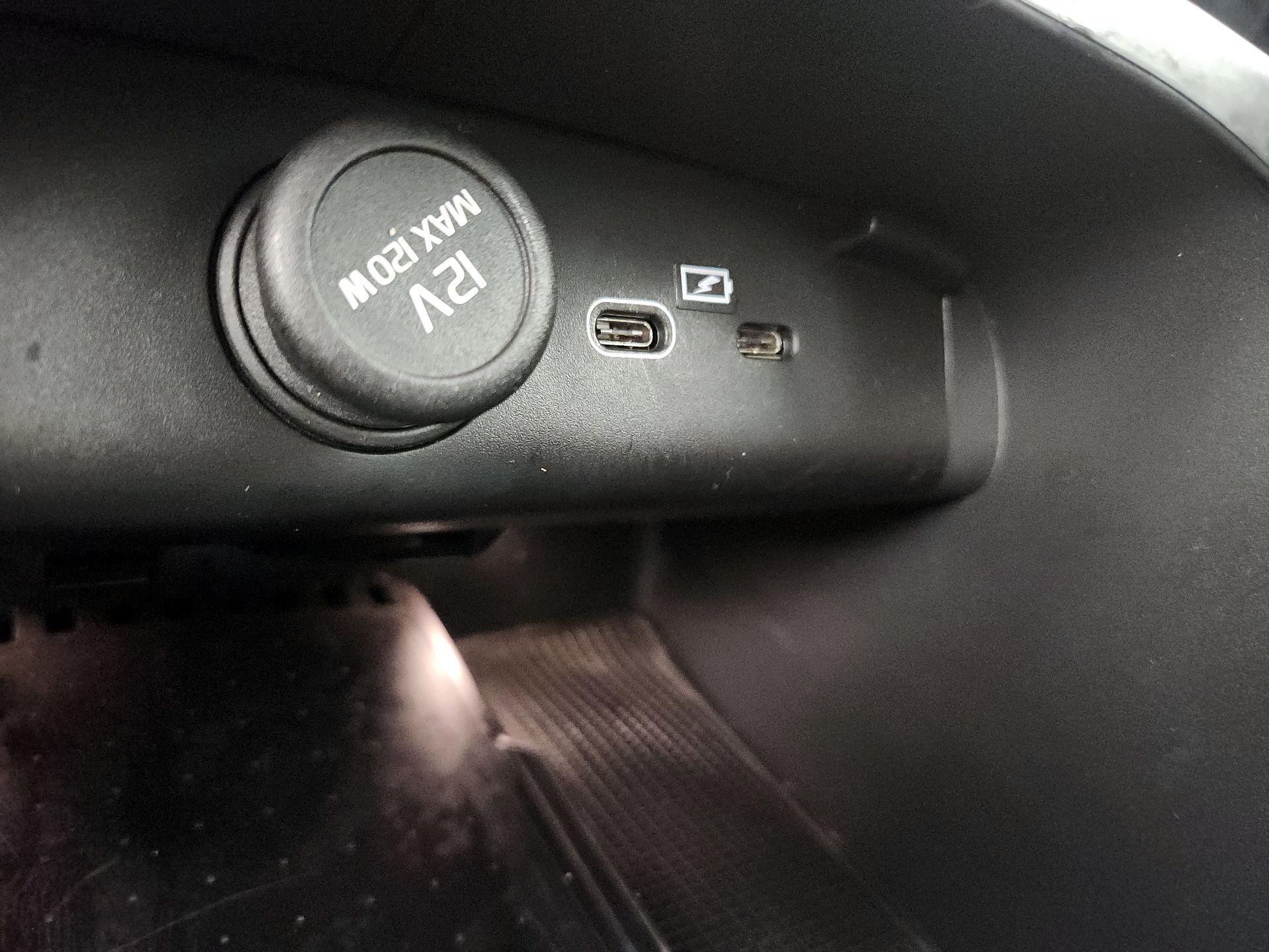 Thumbnail: 2023 Volvo XC40 - 18