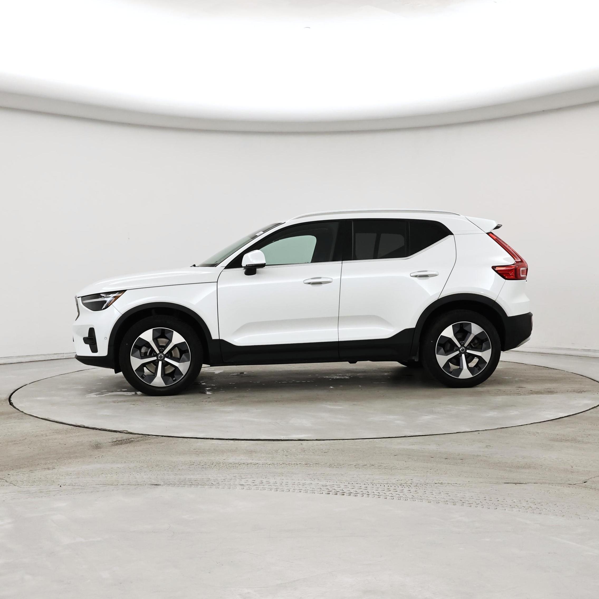 Thumbnail: 2023 Volvo XC40 - 3