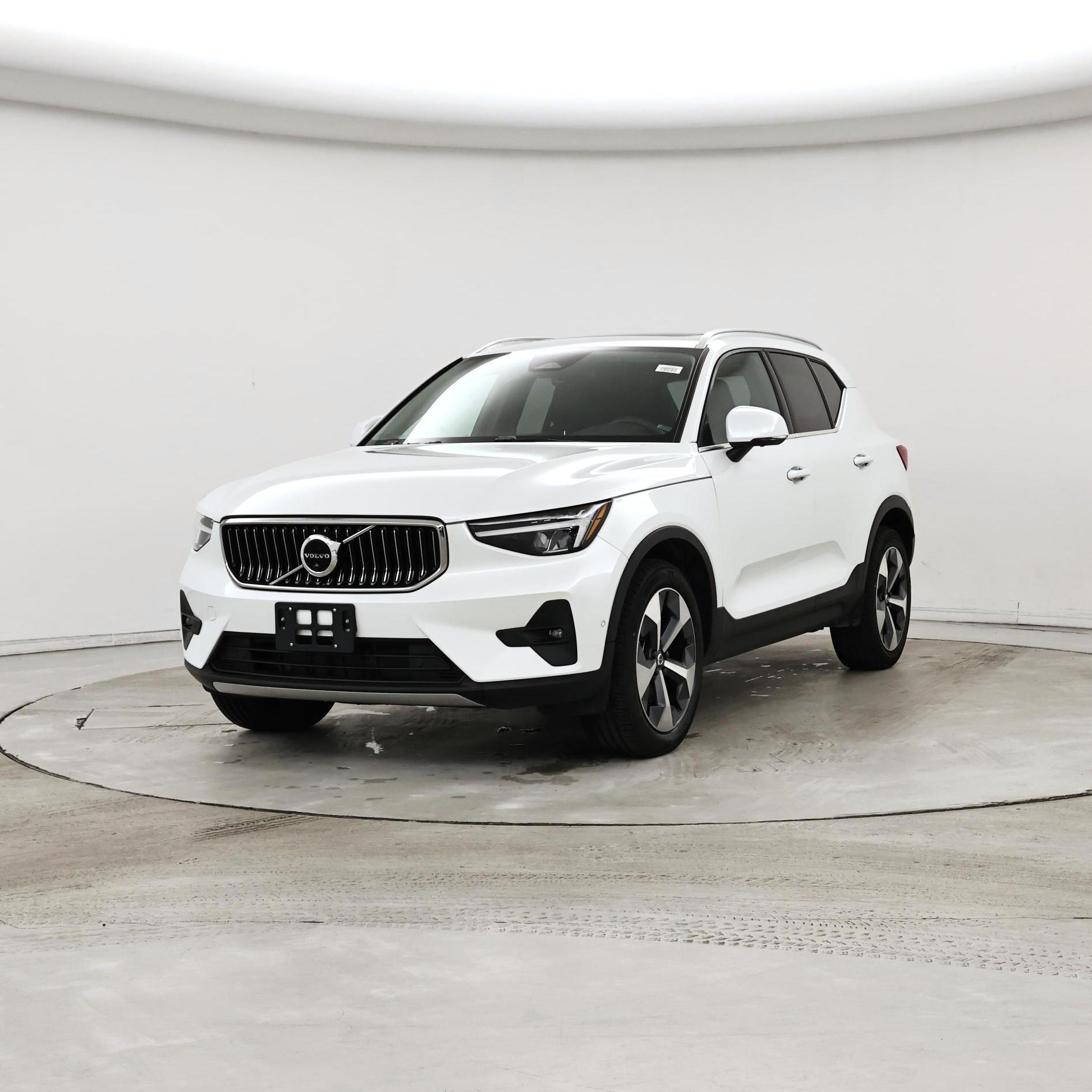 Thumbnail: 2023 Volvo XC40 - 4