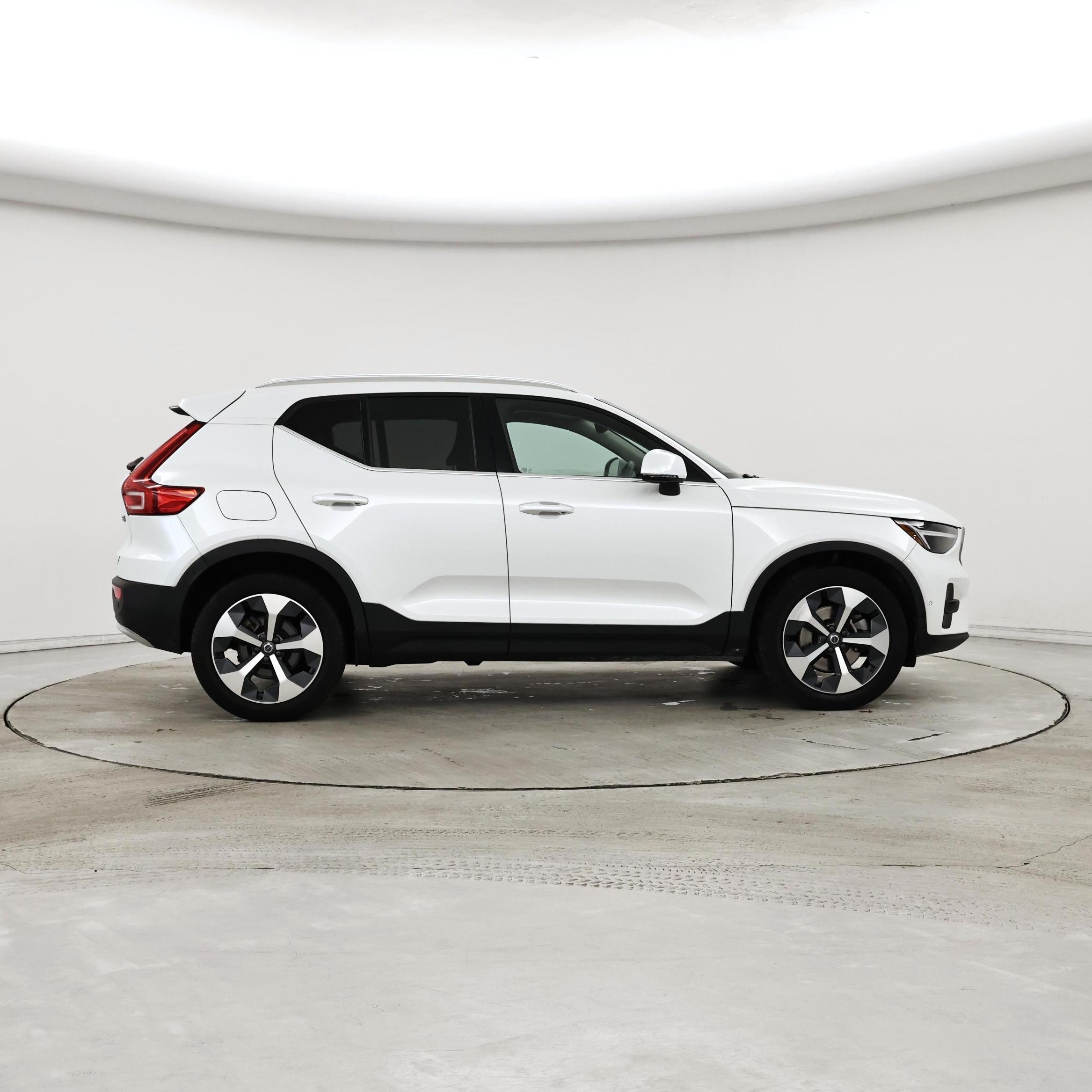 Thumbnail: 2023 Volvo XC40 - 7