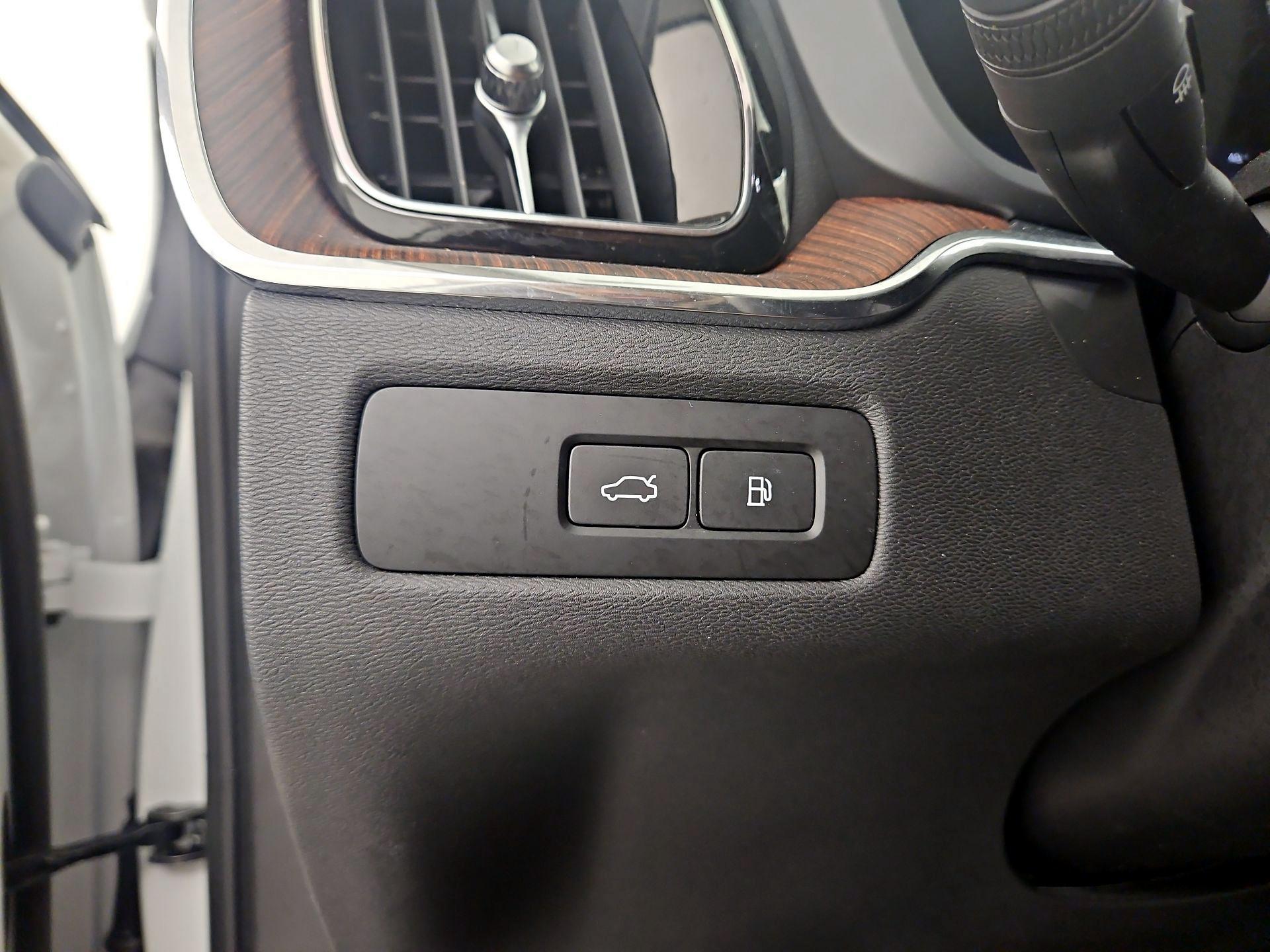 Thumbnail: 2023 Volvo XC60 - 13