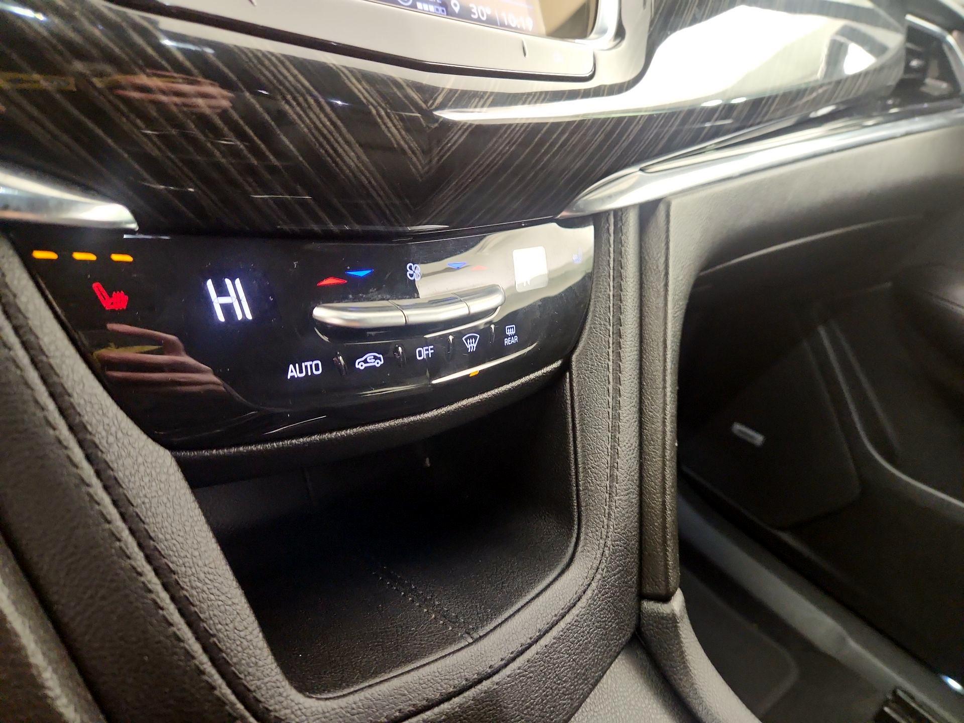 Thumbnail: 2022 Cadillac XT6 - 14