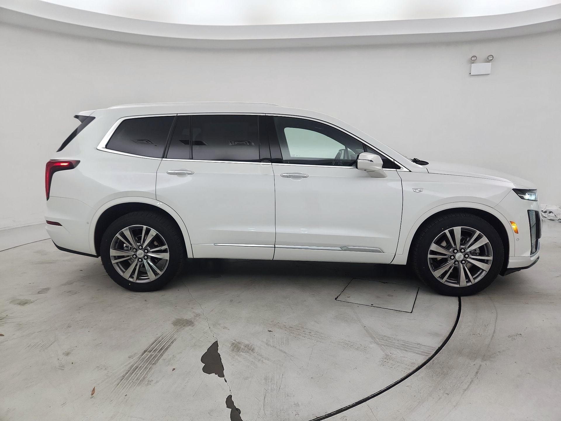 Thumbnail: 2022 Cadillac XT6 - 4