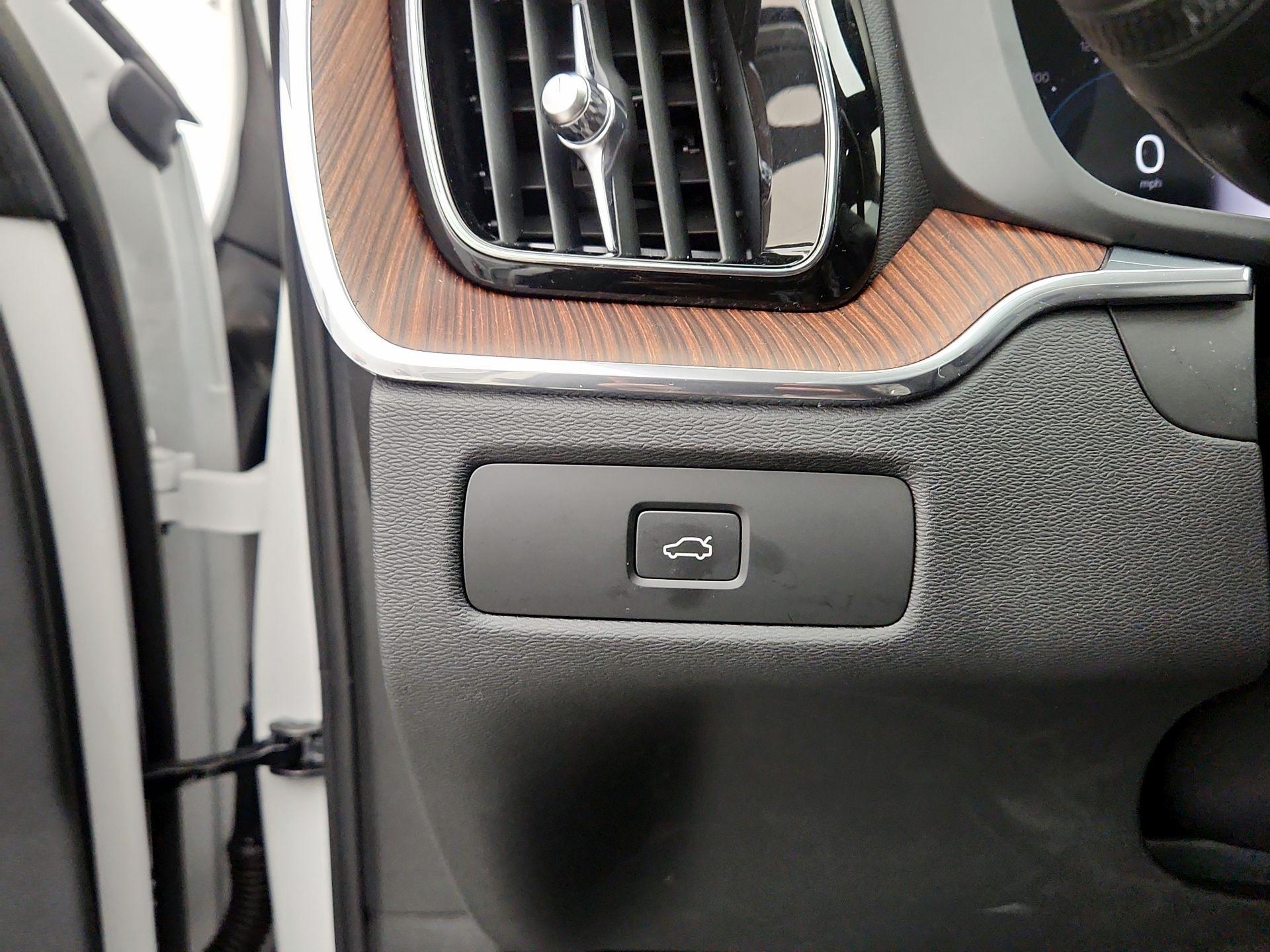 Thumbnail: 2023 Volvo XC60 - 13