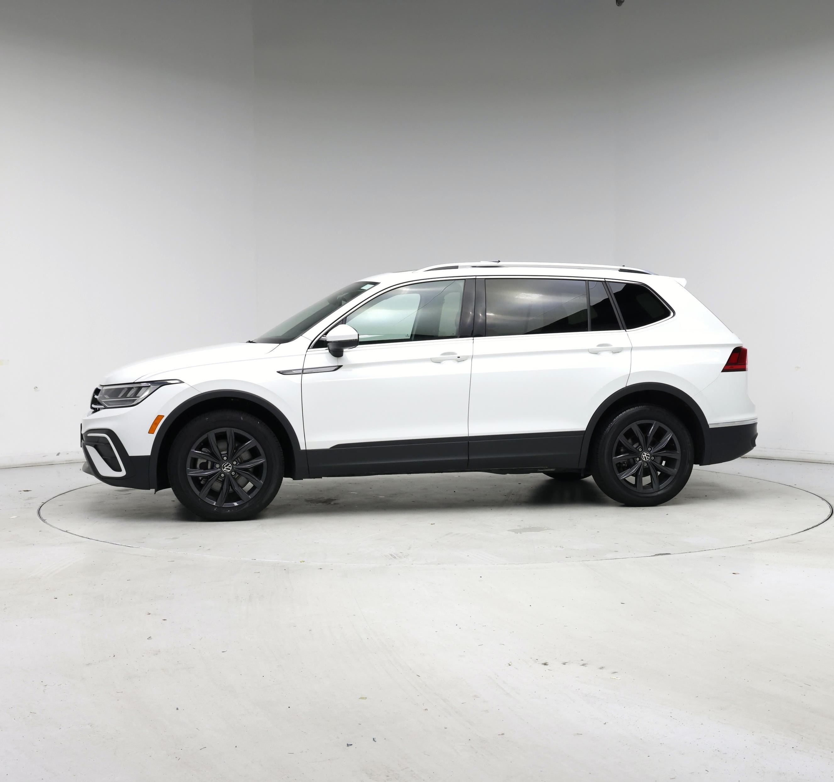 Thumbnail: 2024 Volkswagen Tiguan - 3