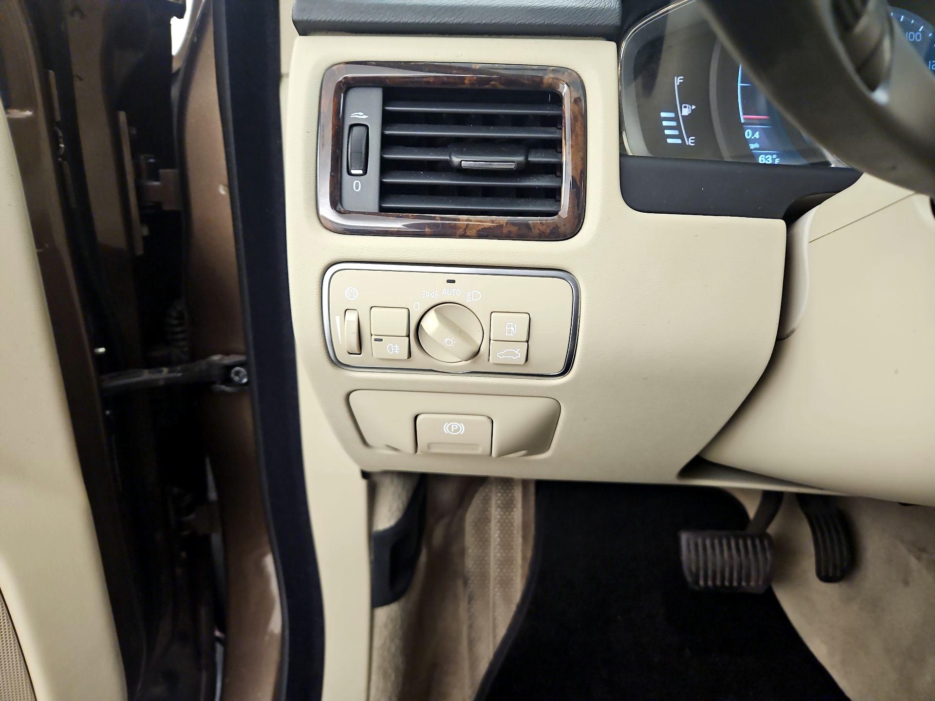 Thumbnail: 2015 Volvo XC70 - 13