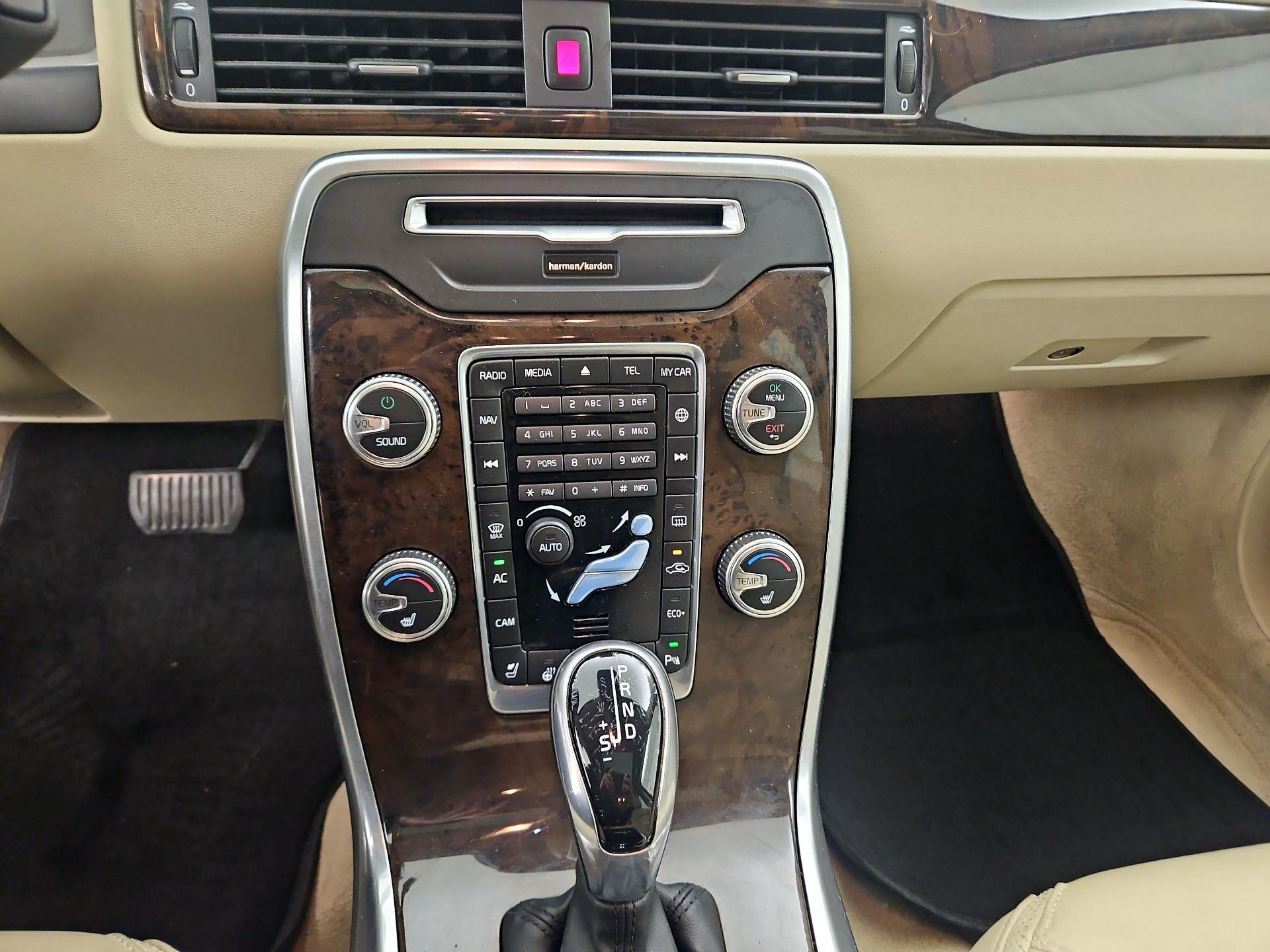 Thumbnail: 2015 Volvo XC70 - 16