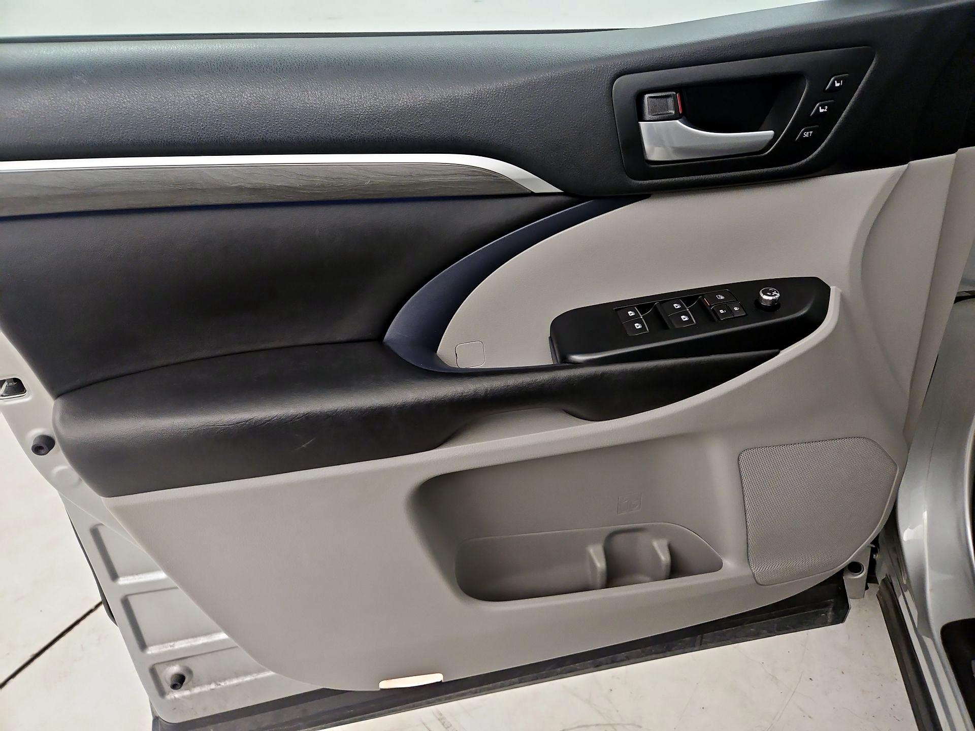 Thumbnail: 2017 Toyota Highlander - 12