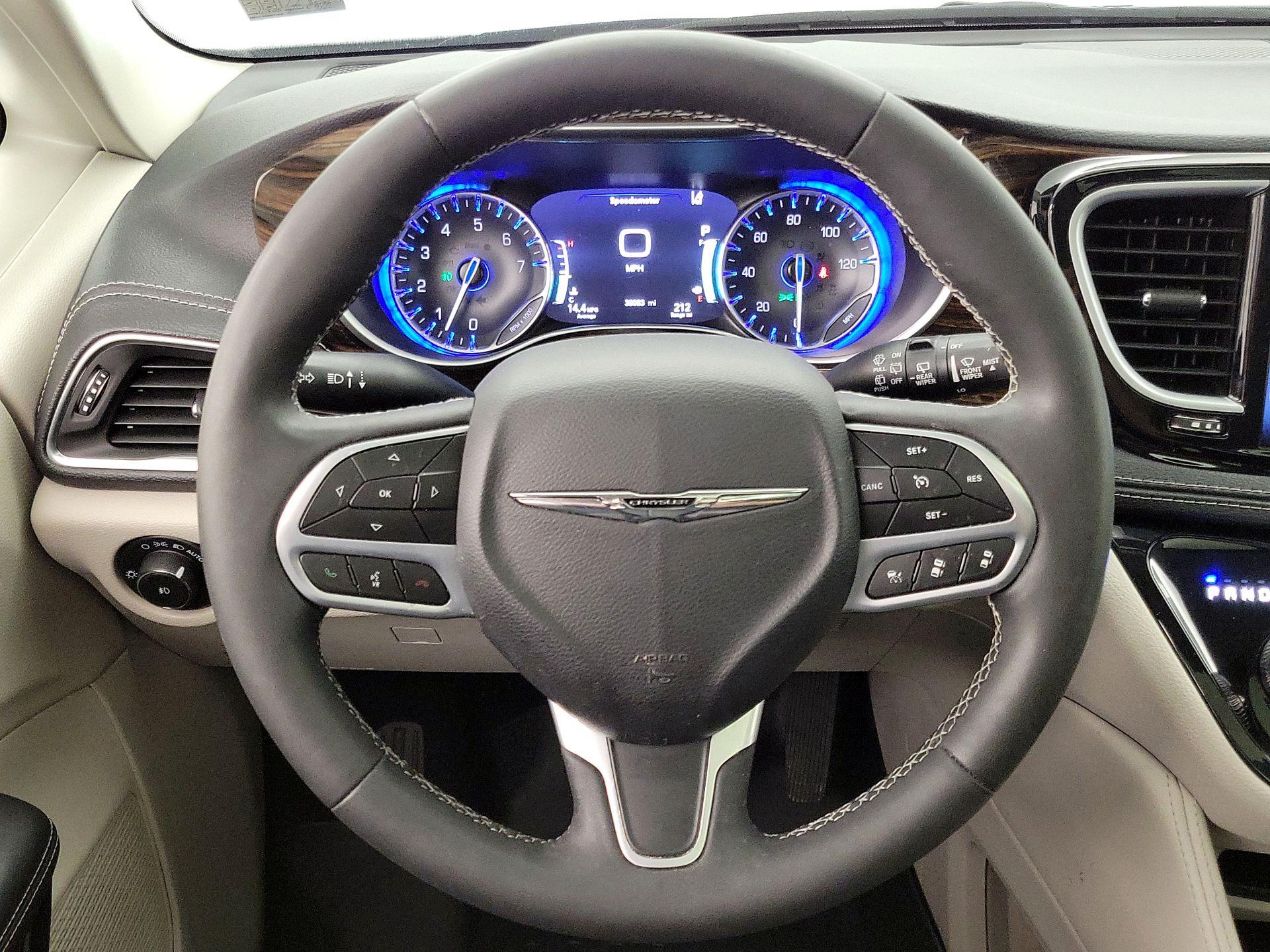 Thumbnail: 2023 Chrysler Pacifica - 10