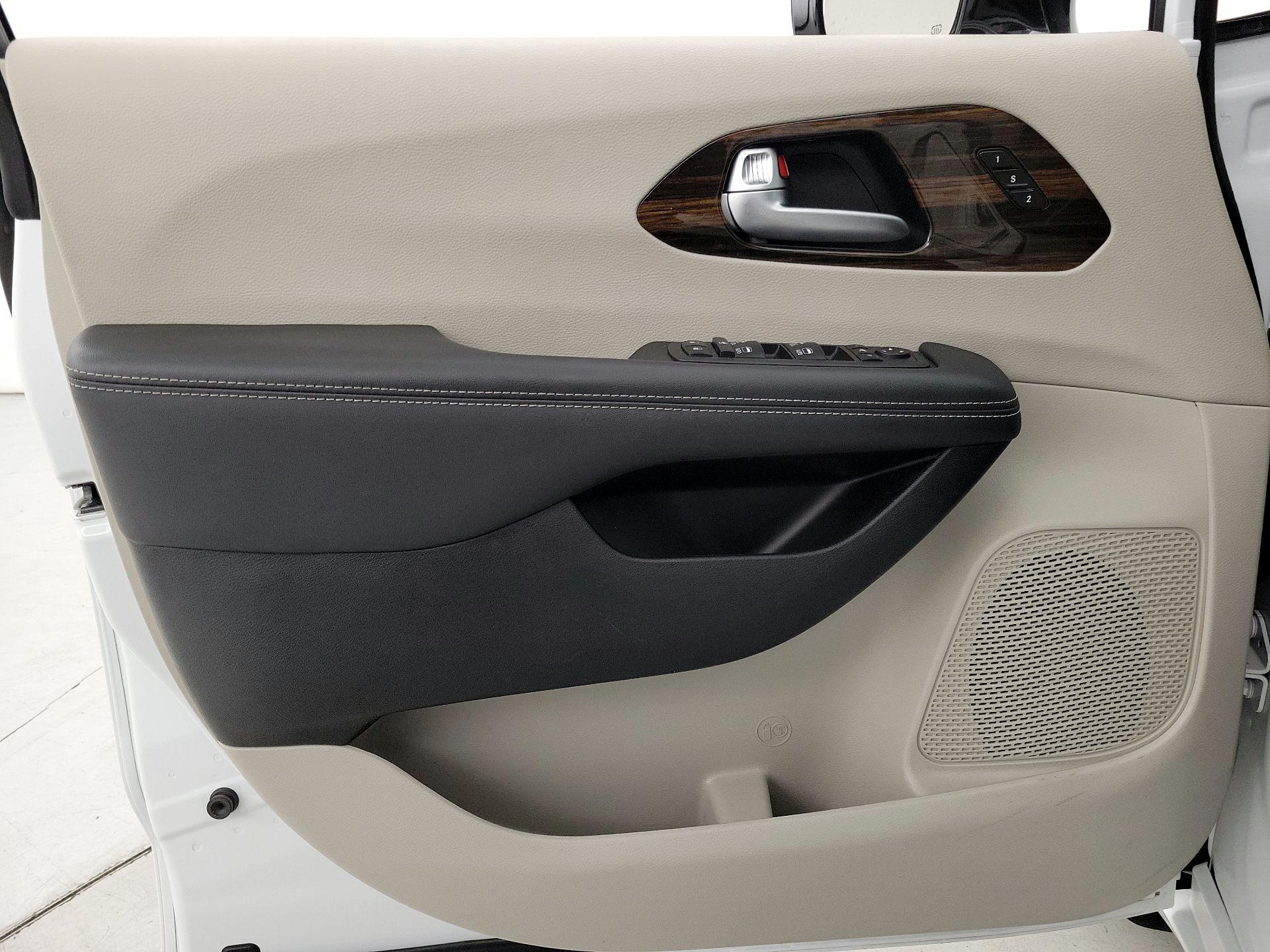 Thumbnail: 2023 Chrysler Pacifica - 12