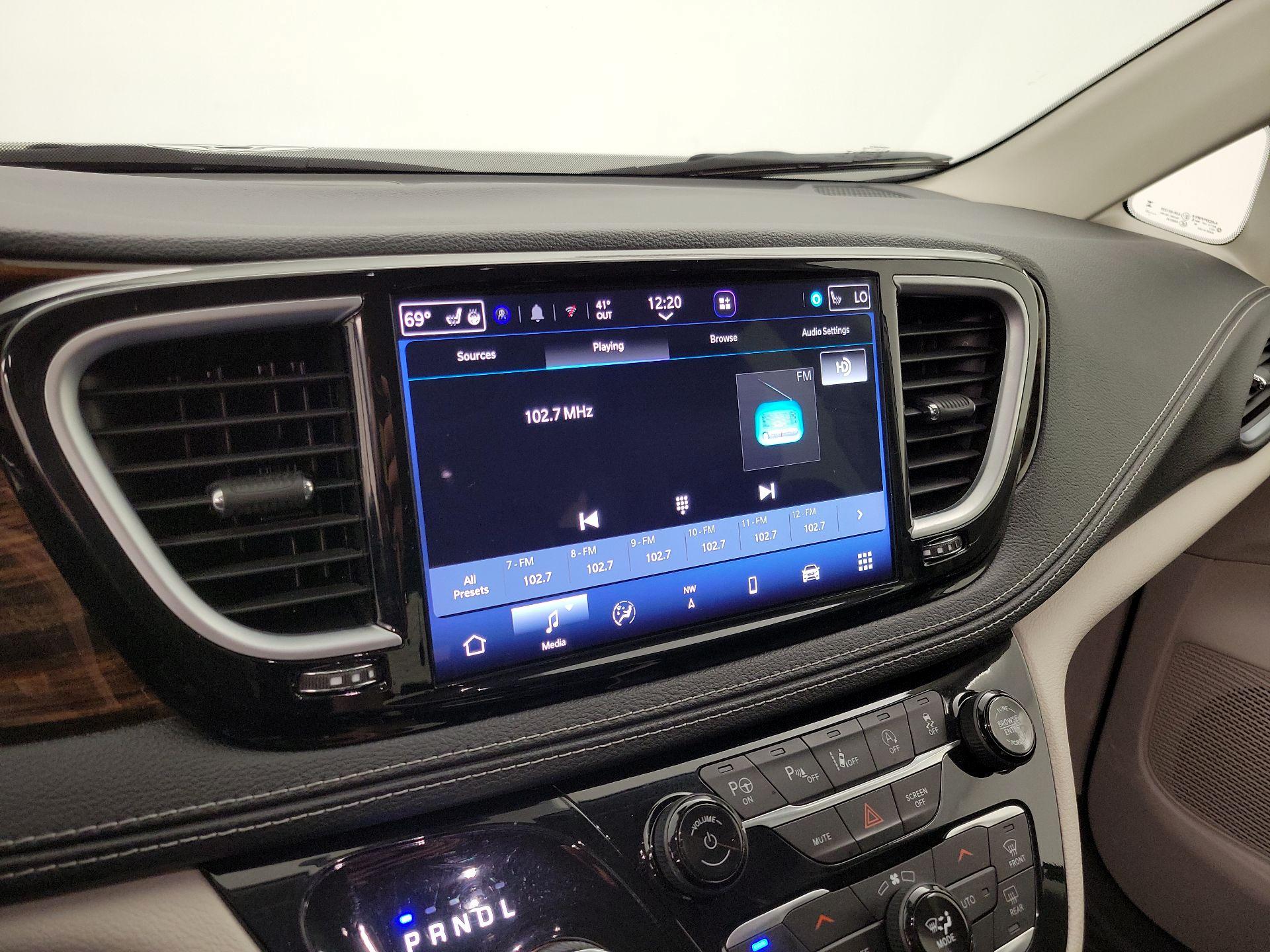 Thumbnail: 2023 Chrysler Pacifica - 16