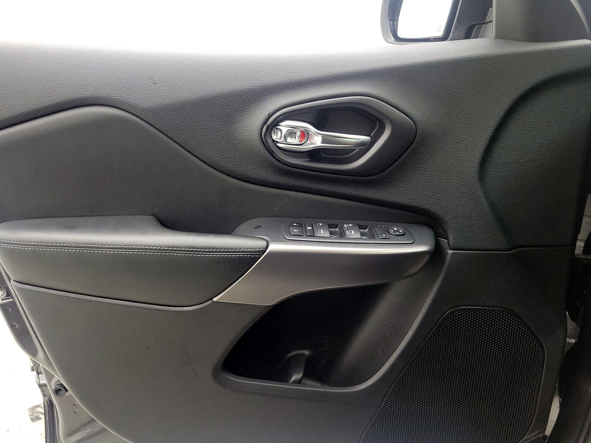 Thumbnail: 2021 Jeep Cherokee - 12