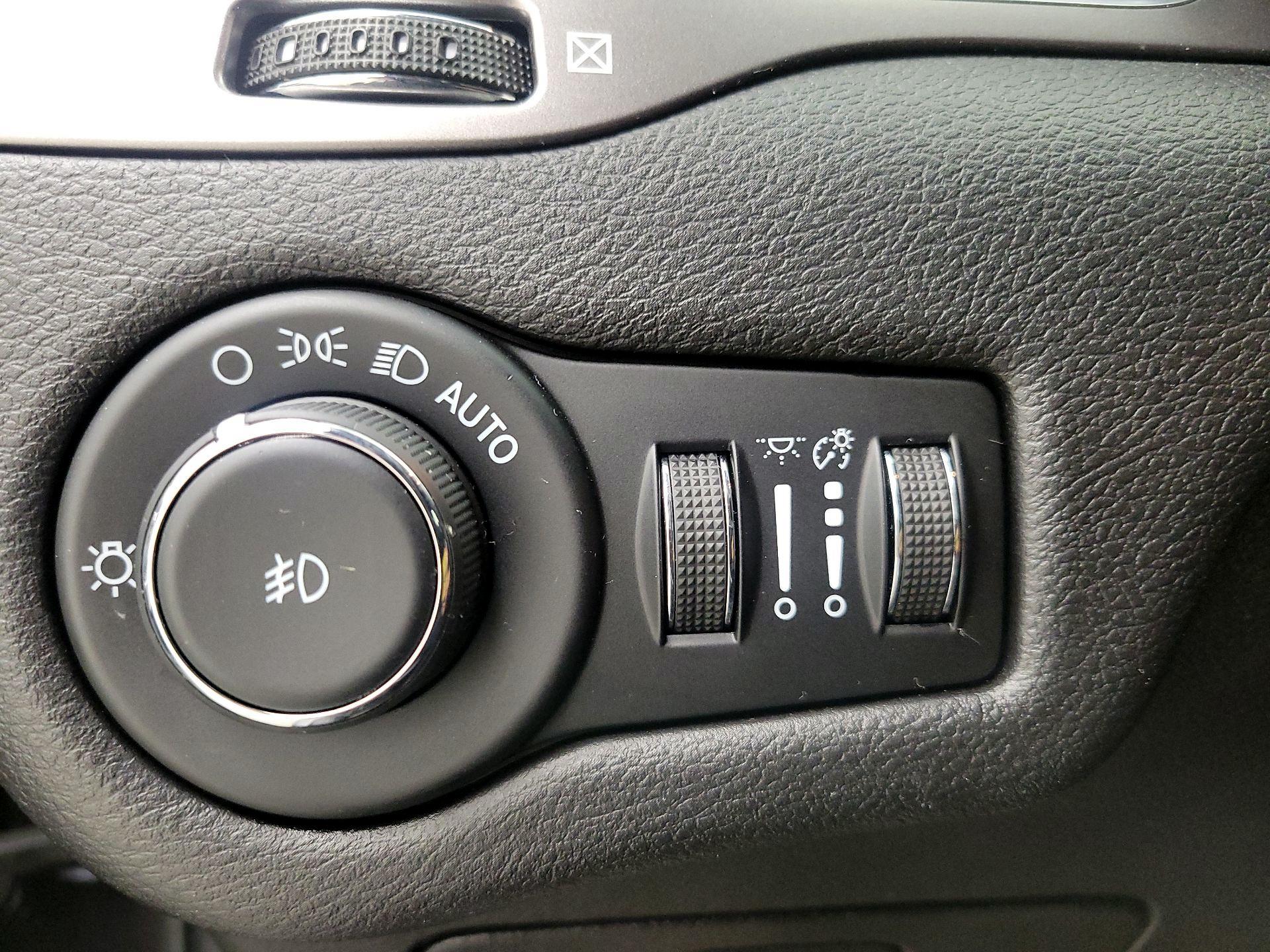 Thumbnail: 2021 Jeep Cherokee - 13