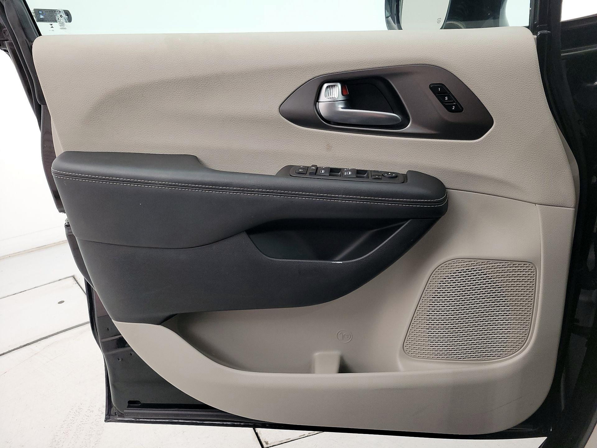 Thumbnail: 2024 Chrysler Pacifica - 12