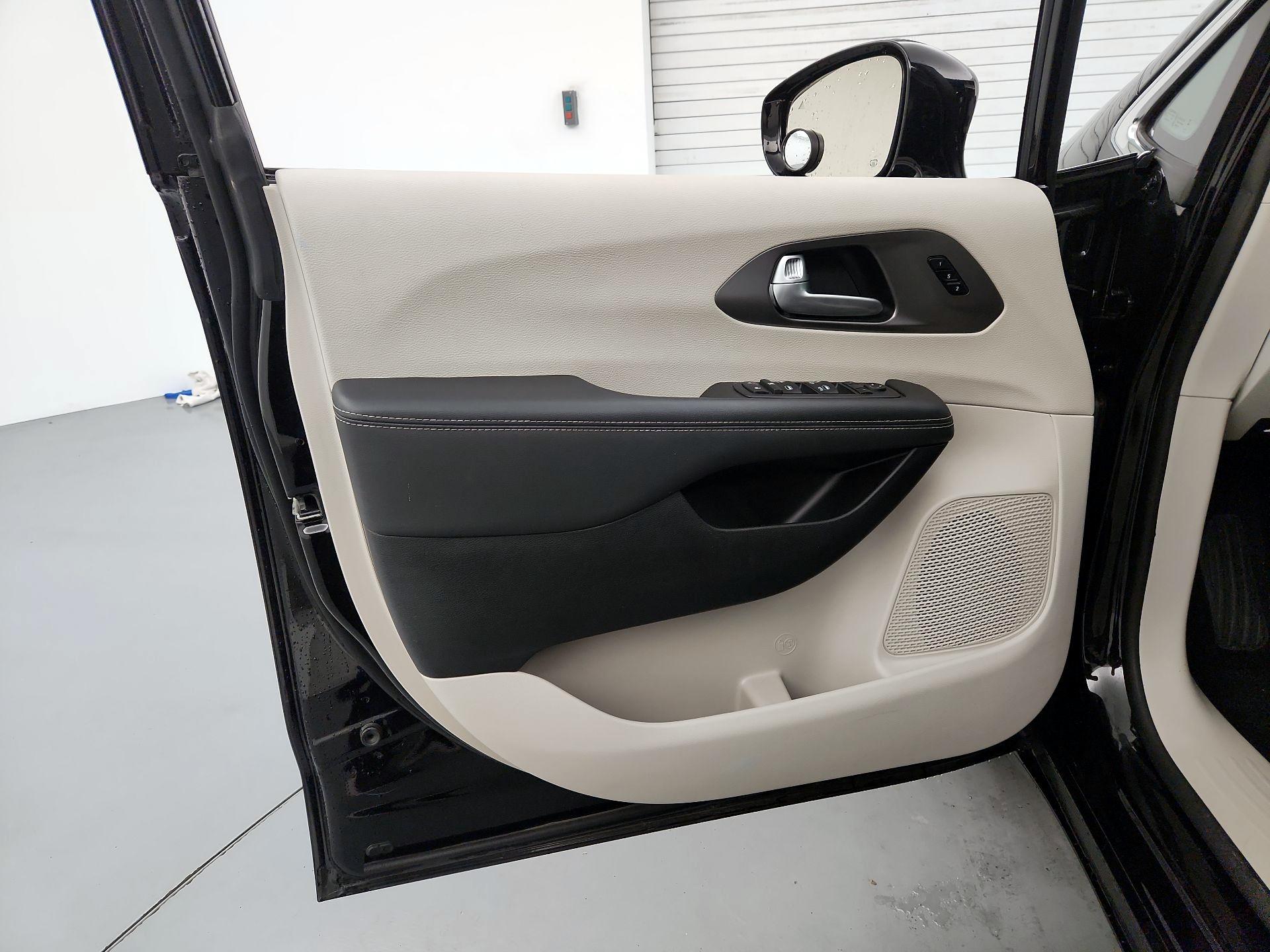 Thumbnail: 2024 Chrysler Pacifica - 12