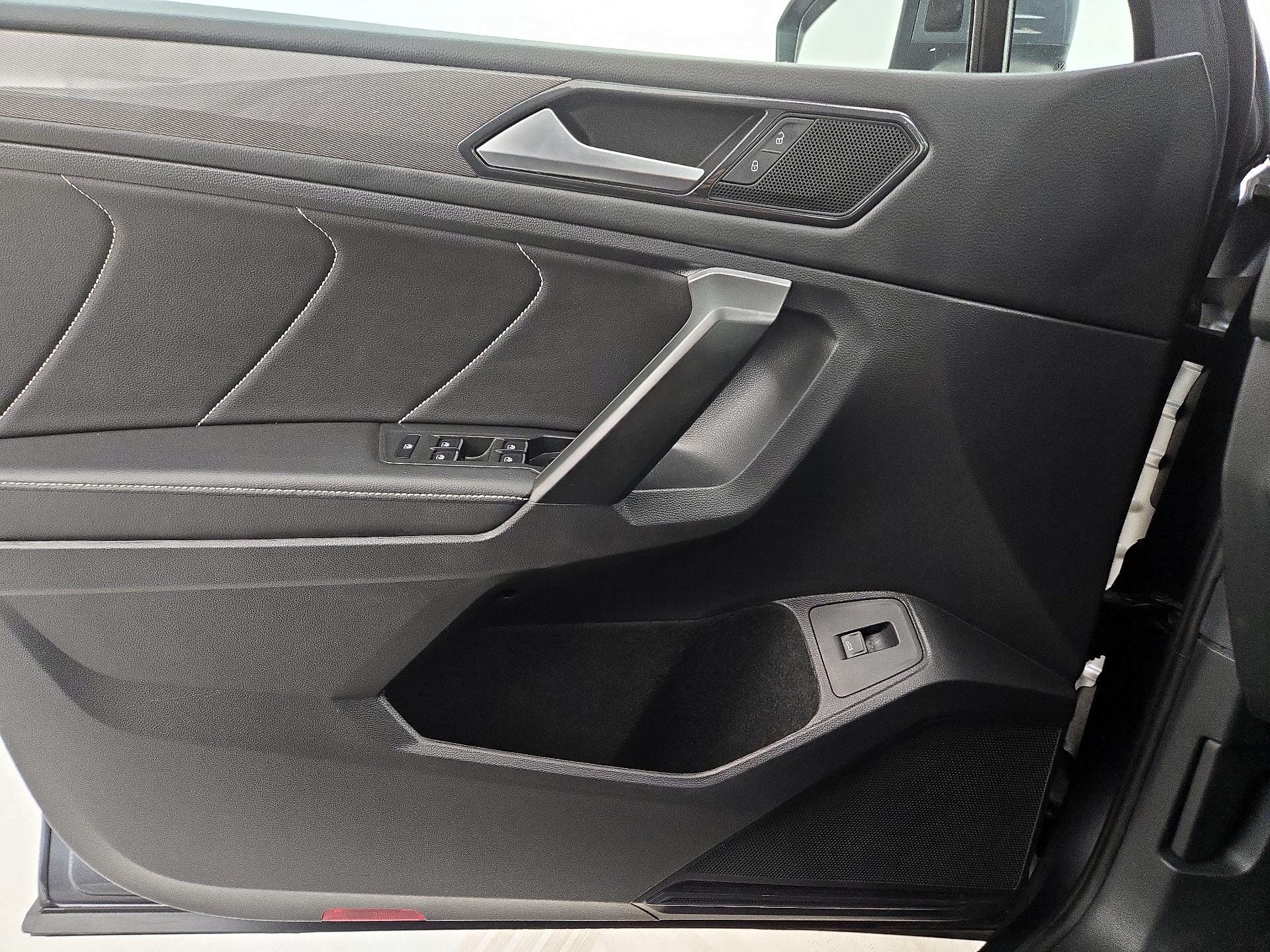 Thumbnail: 2024 Volkswagen Tiguan - 12