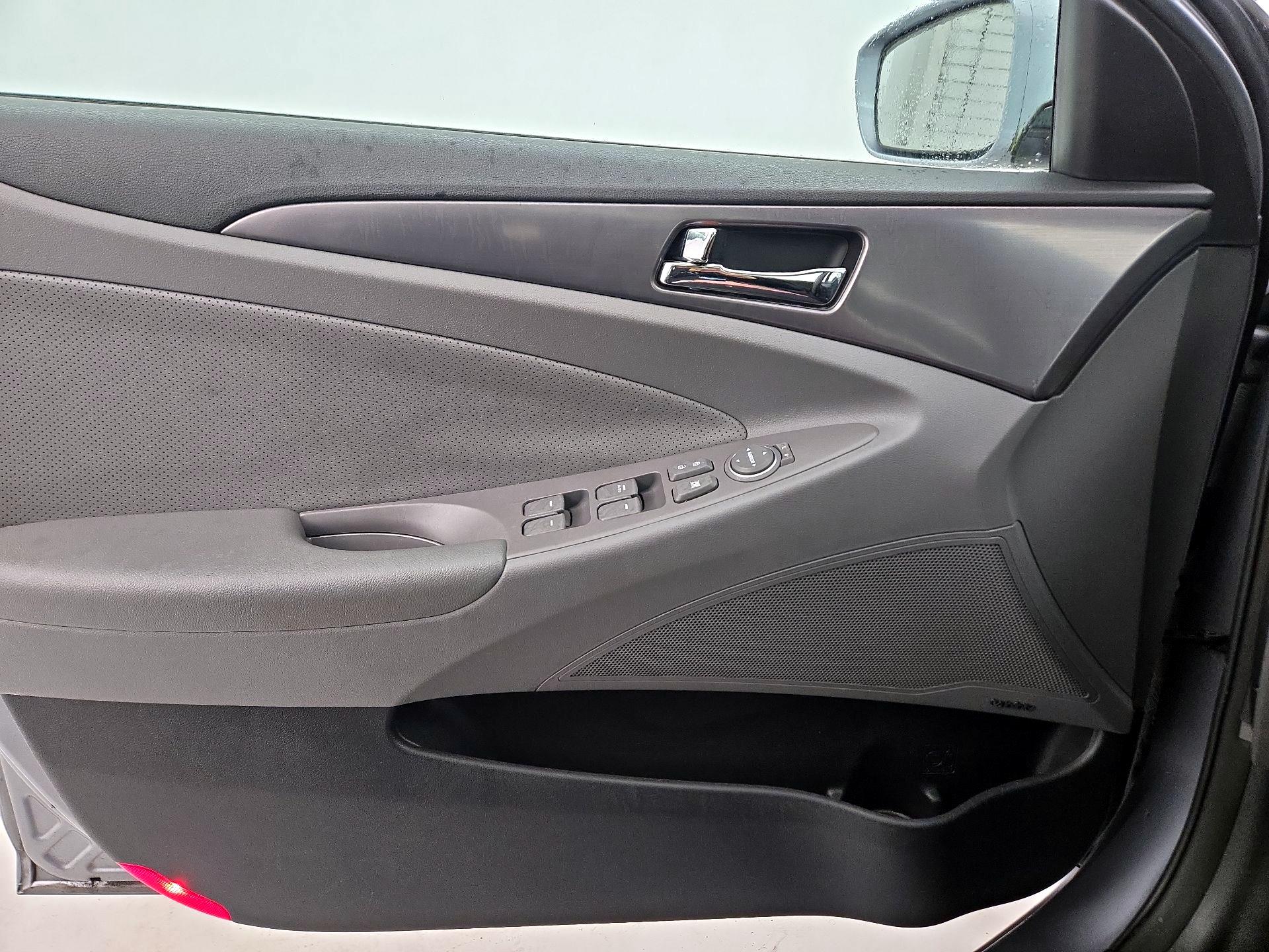 Thumbnail: 2015 Hyundai Sonata - 12