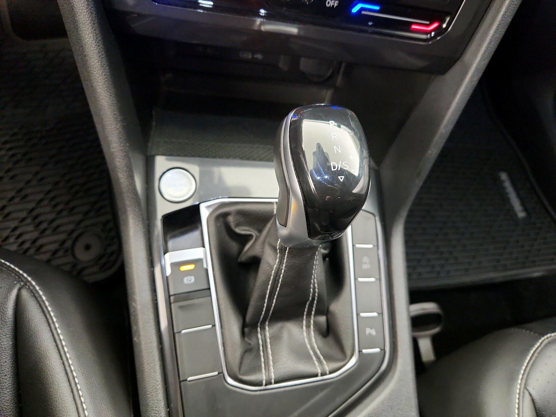 Thumbnail: 2022 Volkswagen Tiguan - 17