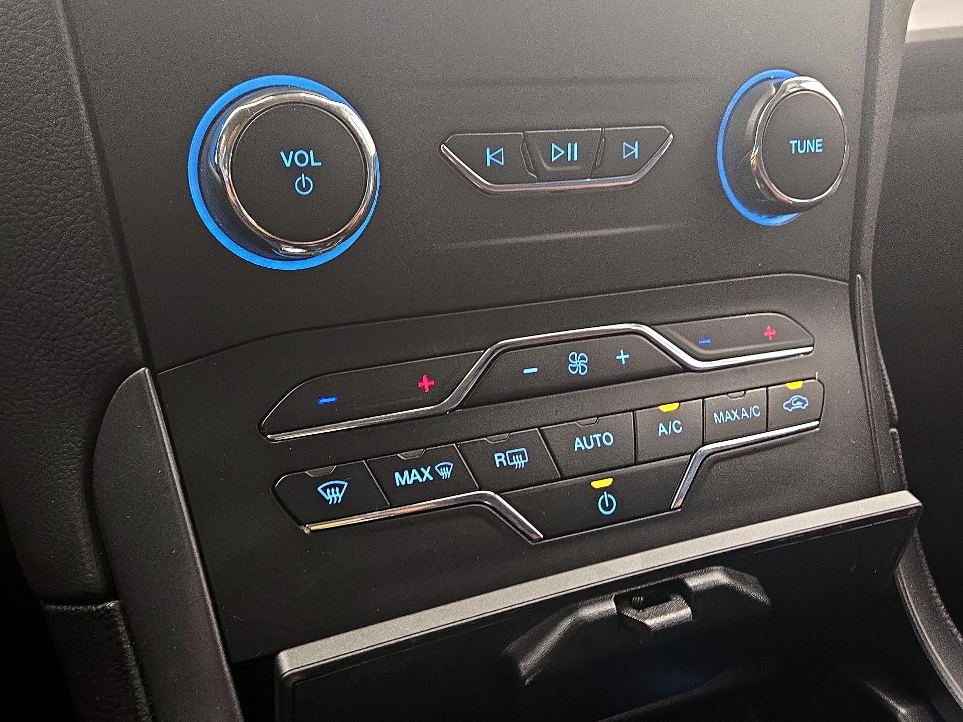 Thumbnail: 2020 Ford Edge - 16