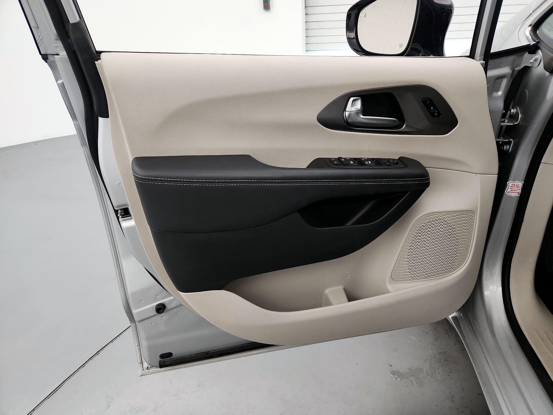 Thumbnail: 2024 Chrysler Pacifica - 12