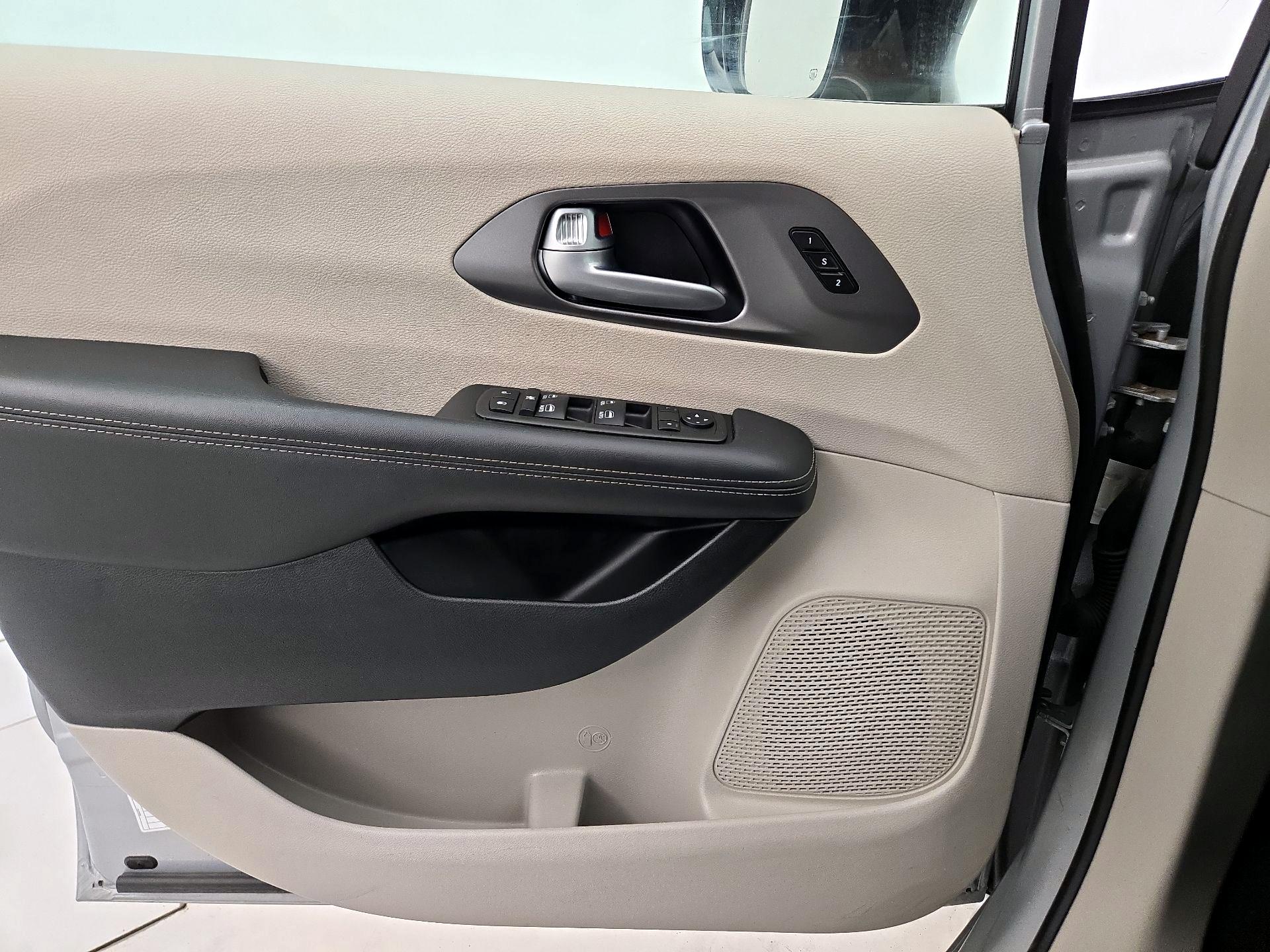 Thumbnail: 2024 Chrysler Pacifica - 12