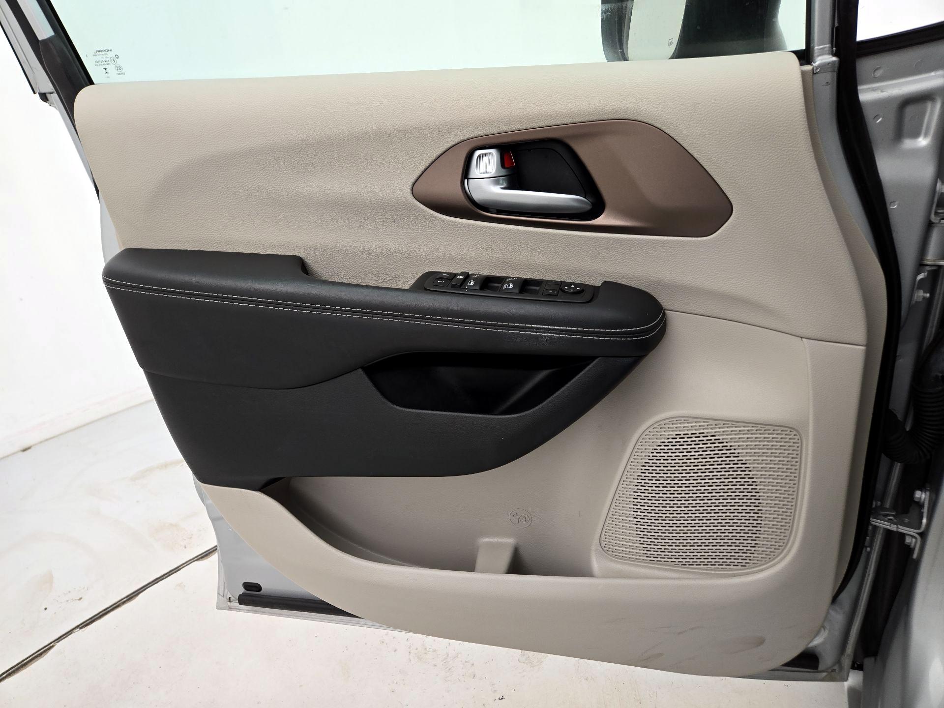 Thumbnail: 2024 Chrysler Voyager - 12