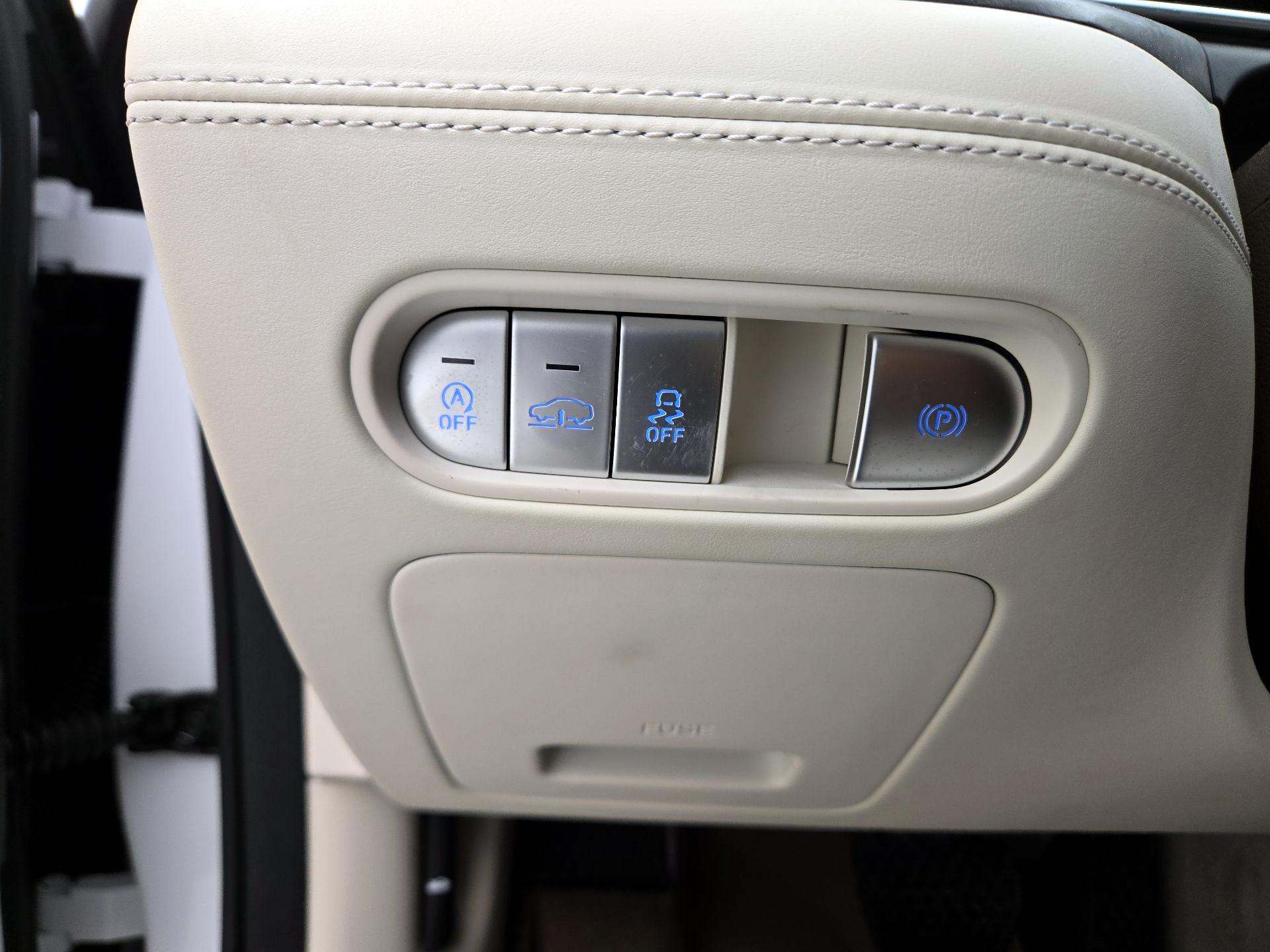 Thumbnail: 2023 Genesis G90 - 13