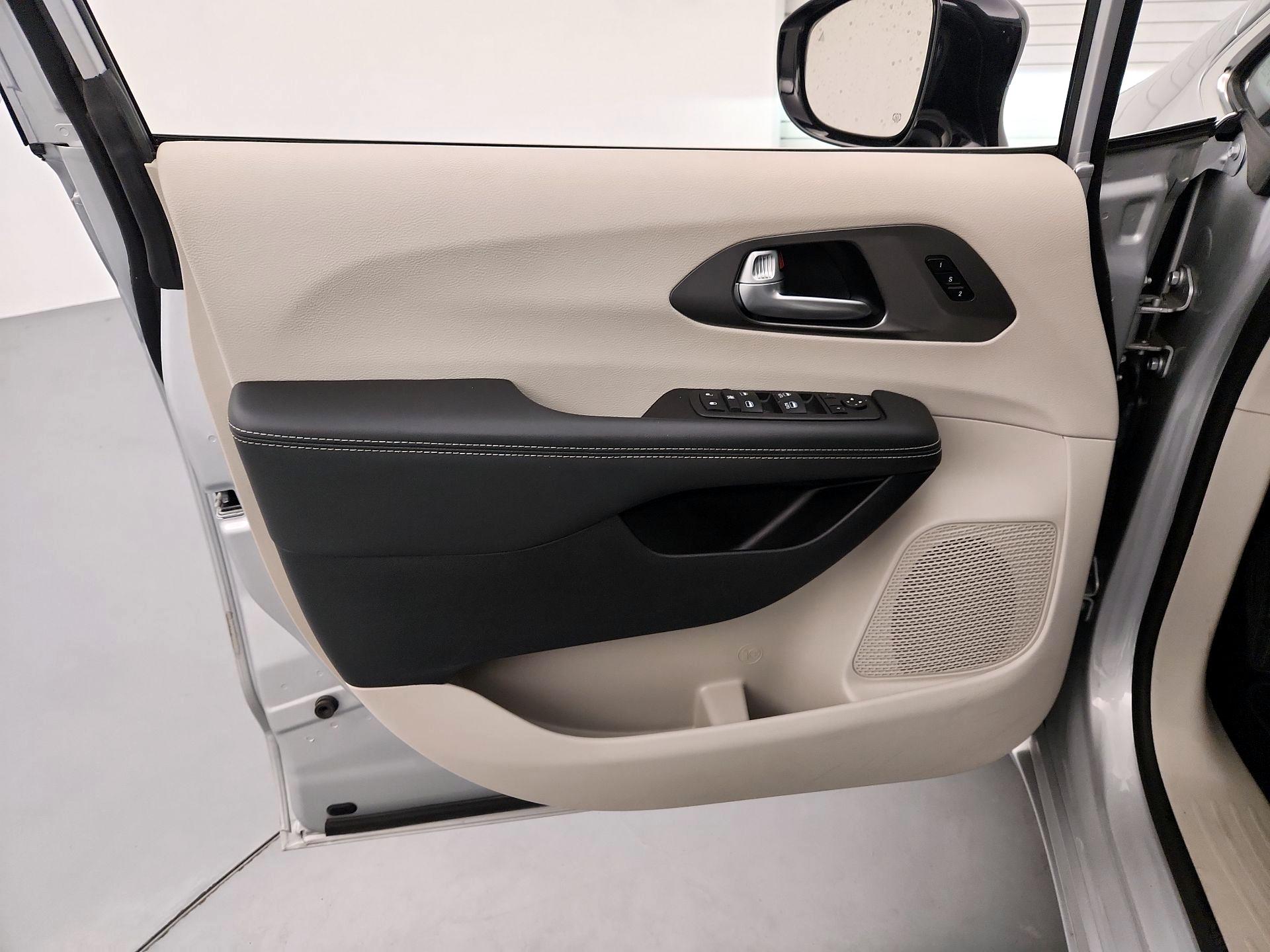 Thumbnail: 2024 Chrysler Pacifica - 12