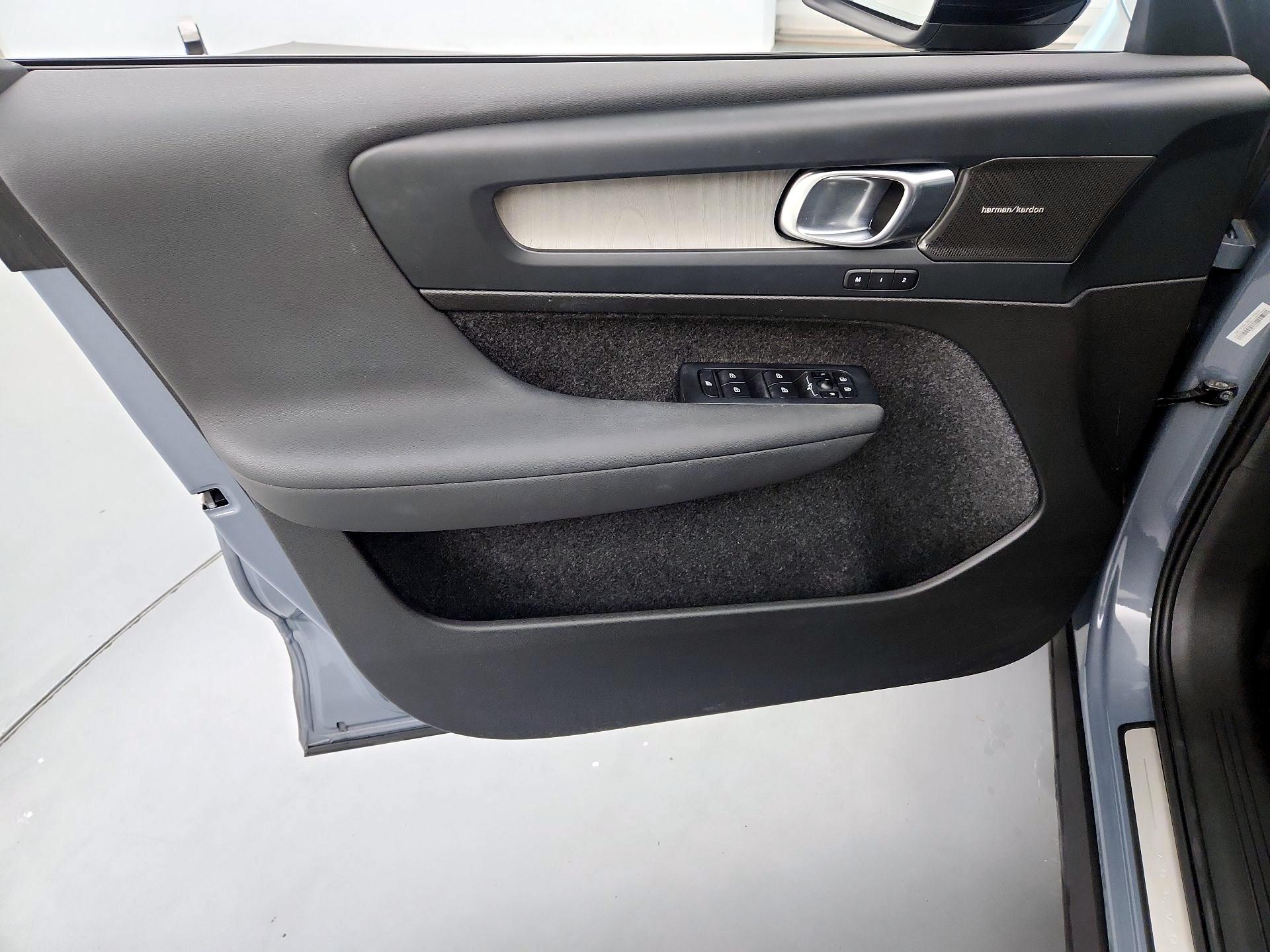 Thumbnail: 2023 Volvo XC40 - 12