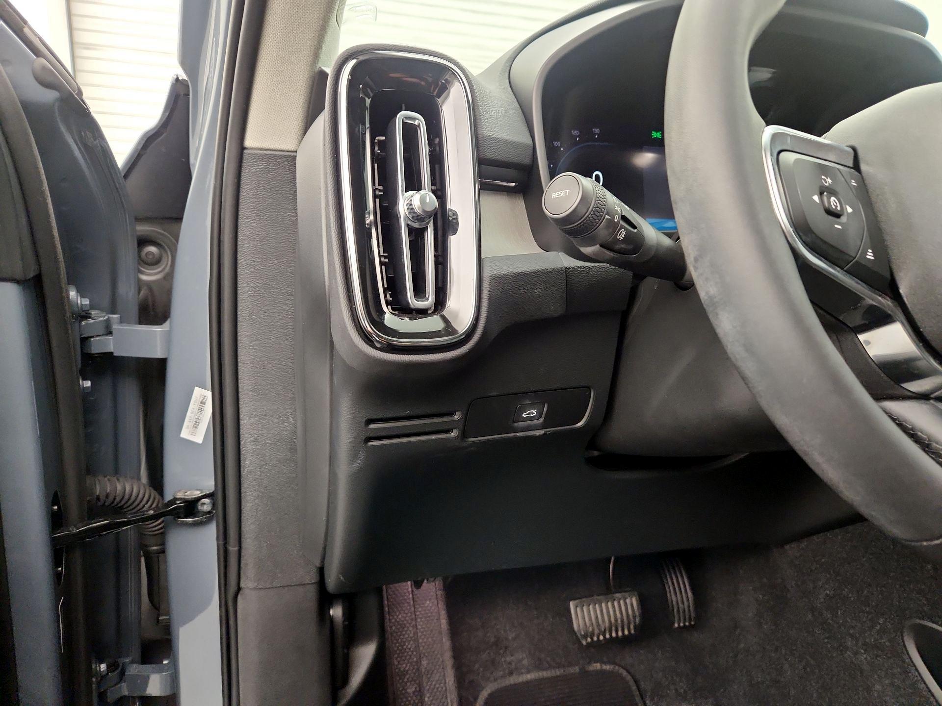 Thumbnail: 2023 Volvo XC40 - 13