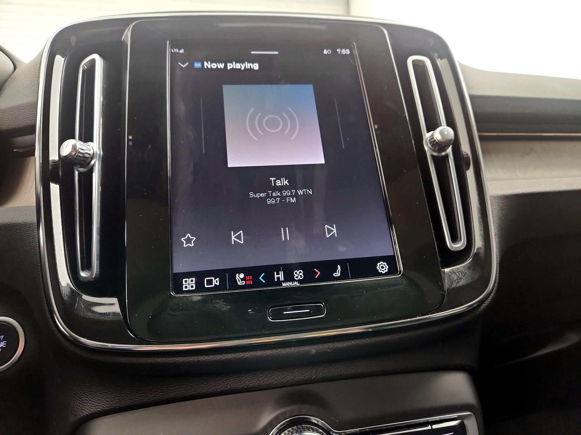 Thumbnail: 2023 Volvo XC40 - 15