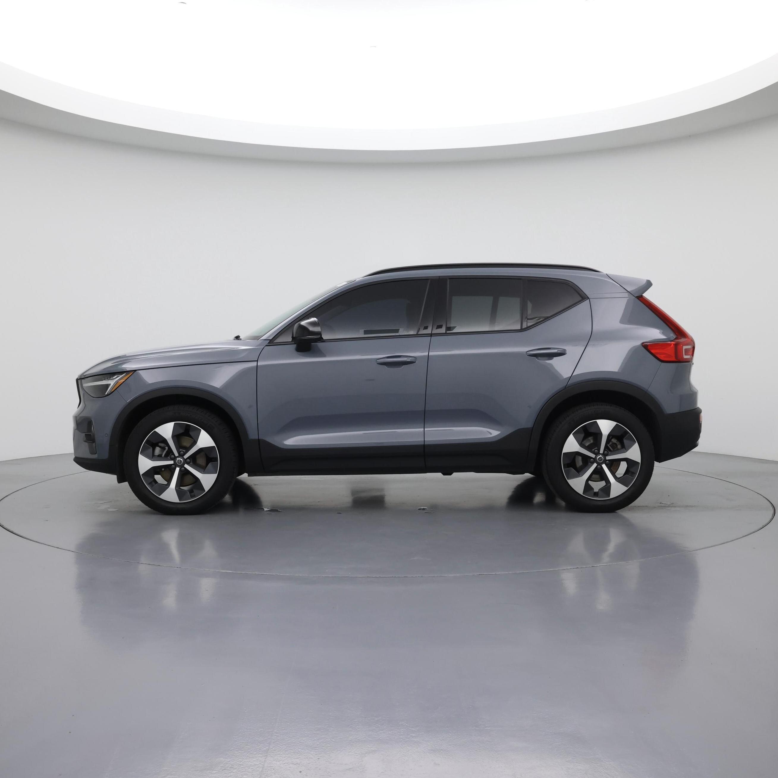 Thumbnail: 2023 Volvo XC40 - 3