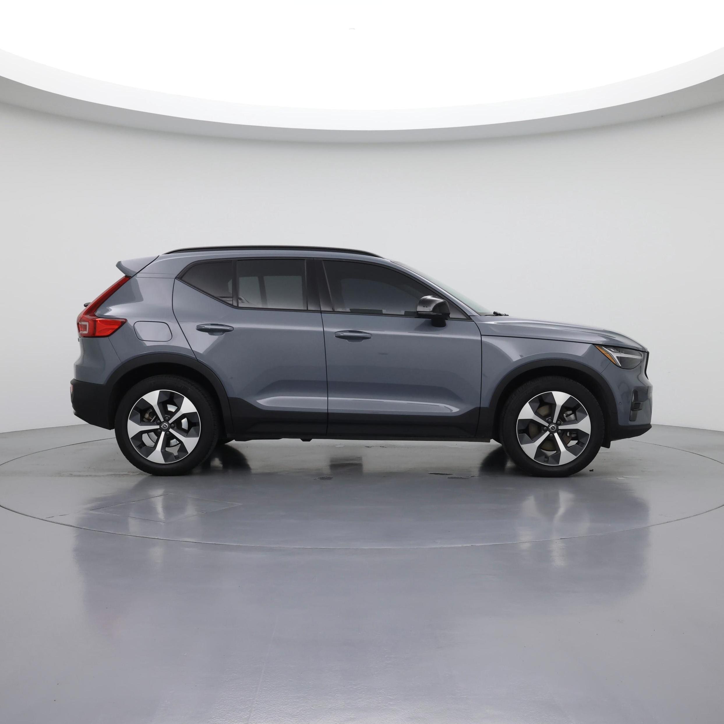 Thumbnail: 2023 Volvo XC40 - 7