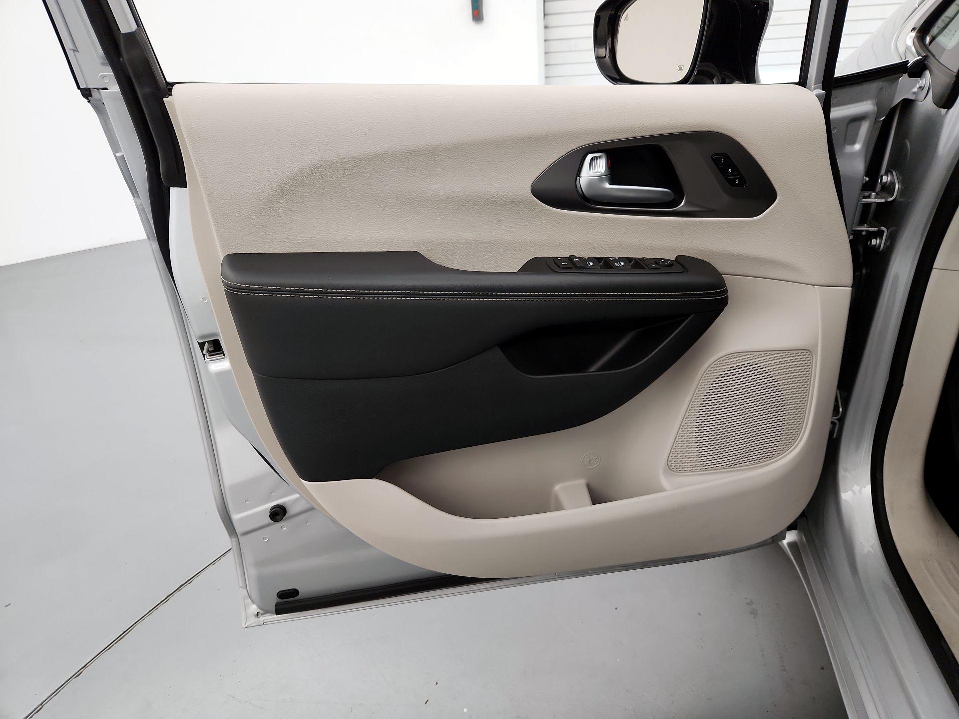 Thumbnail: 2024 Chrysler Pacifica - 12