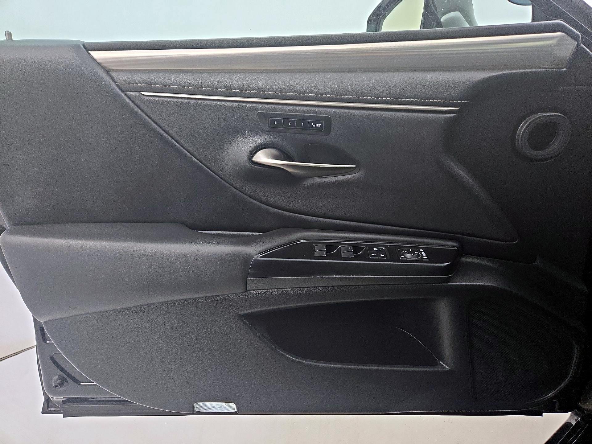 Thumbnail: 2020 Lexus ES - 12