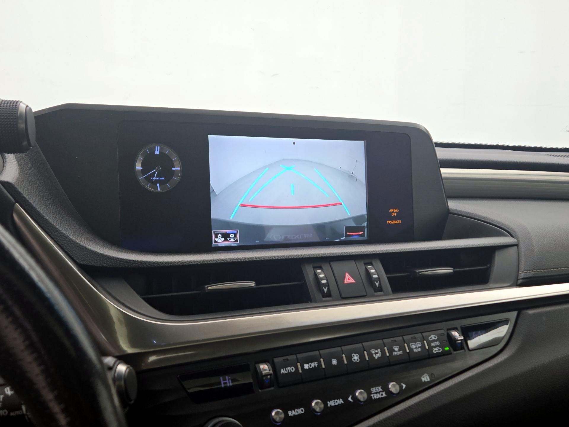 Thumbnail: 2020 Lexus ES - 14