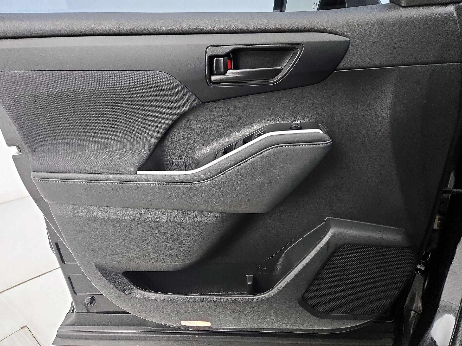 Thumbnail: 2023 Toyota Highlander - 12