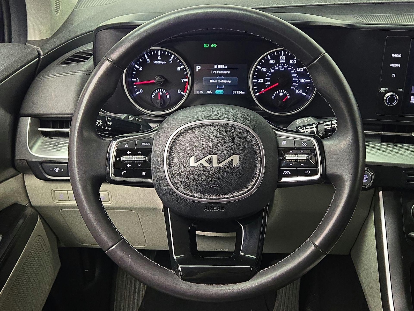 2024 Kia Carnival LX Seat Pkg - Photo 11