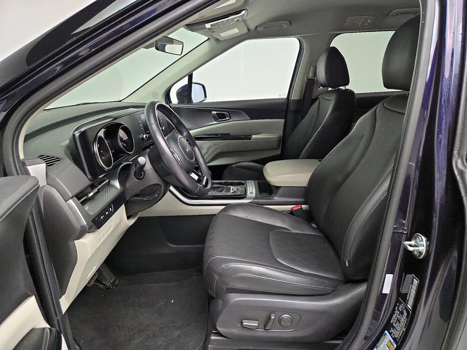 2024 Kia Carnival LX Seat Pkg - Photo 12