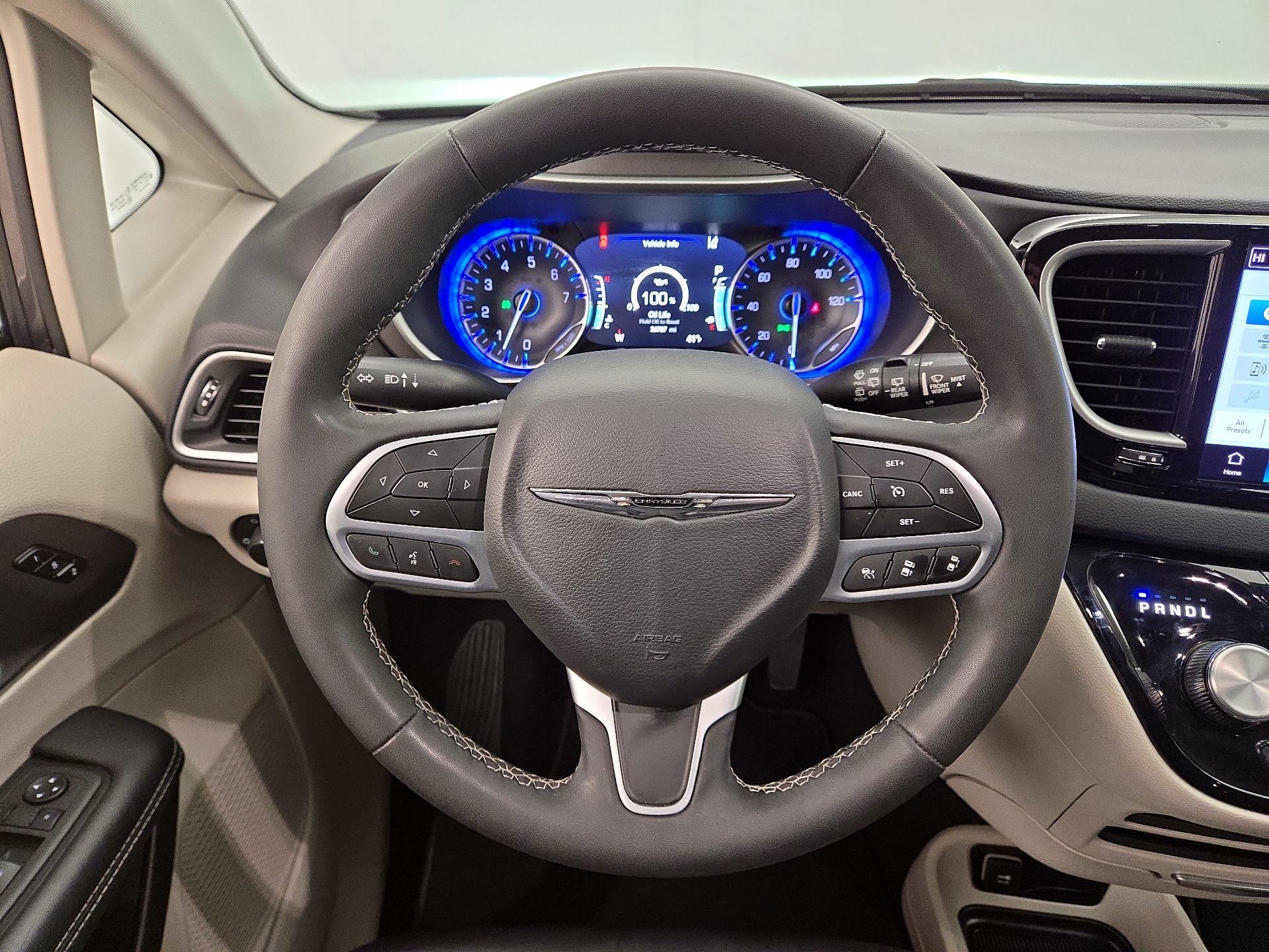 Thumbnail: 2023 Chrysler Pacifica - 10