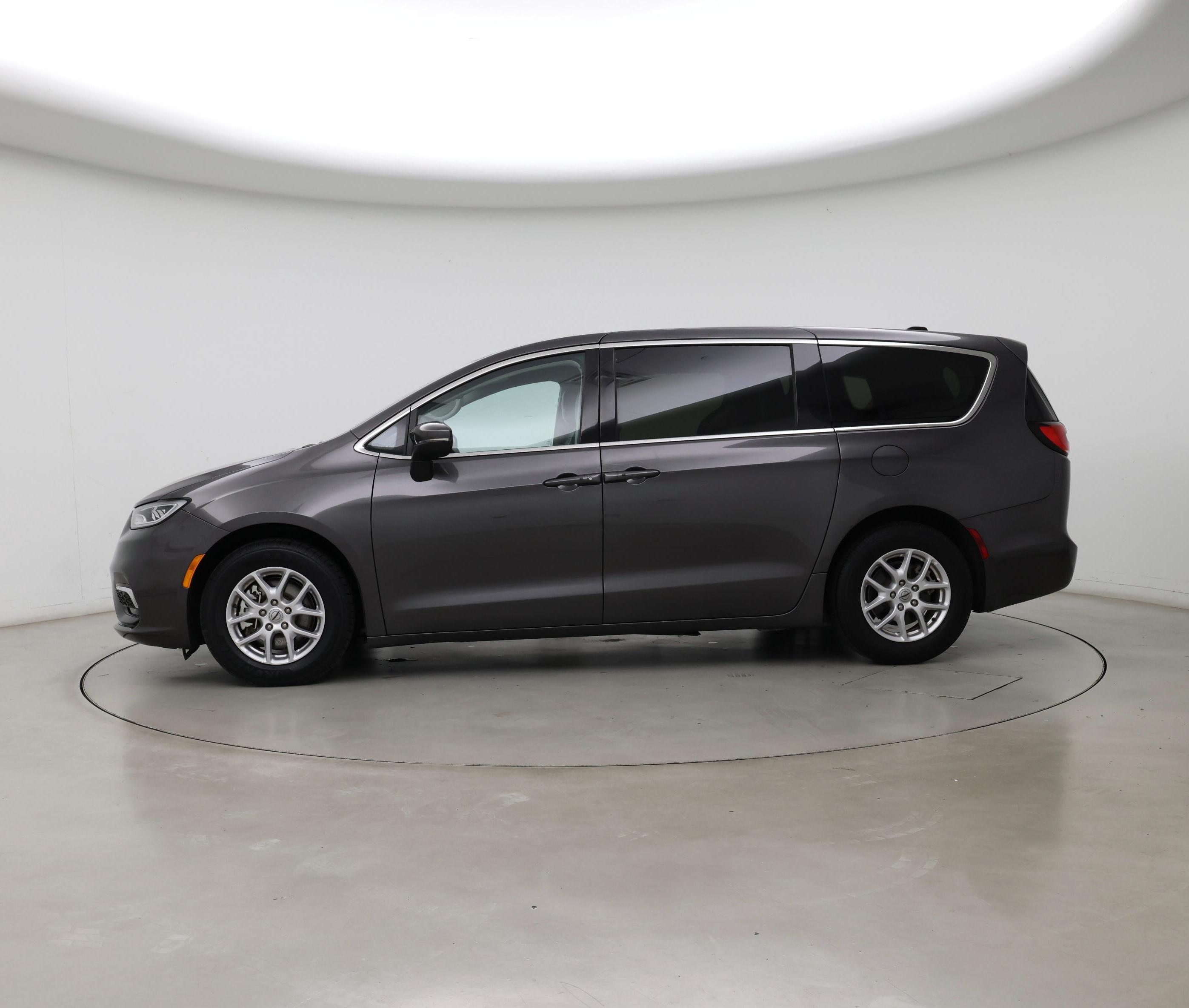 Thumbnail: 2023 Chrysler Pacifica - 3