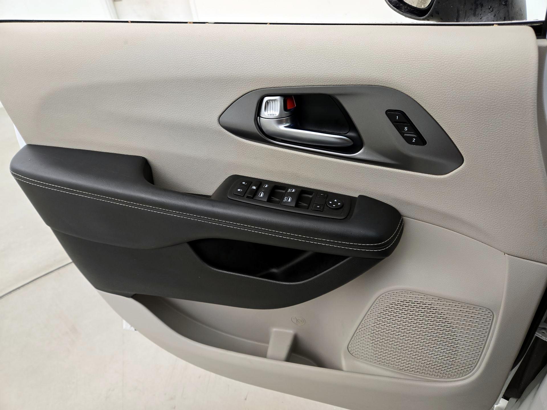 Thumbnail: 2023 Chrysler Pacifica - 12