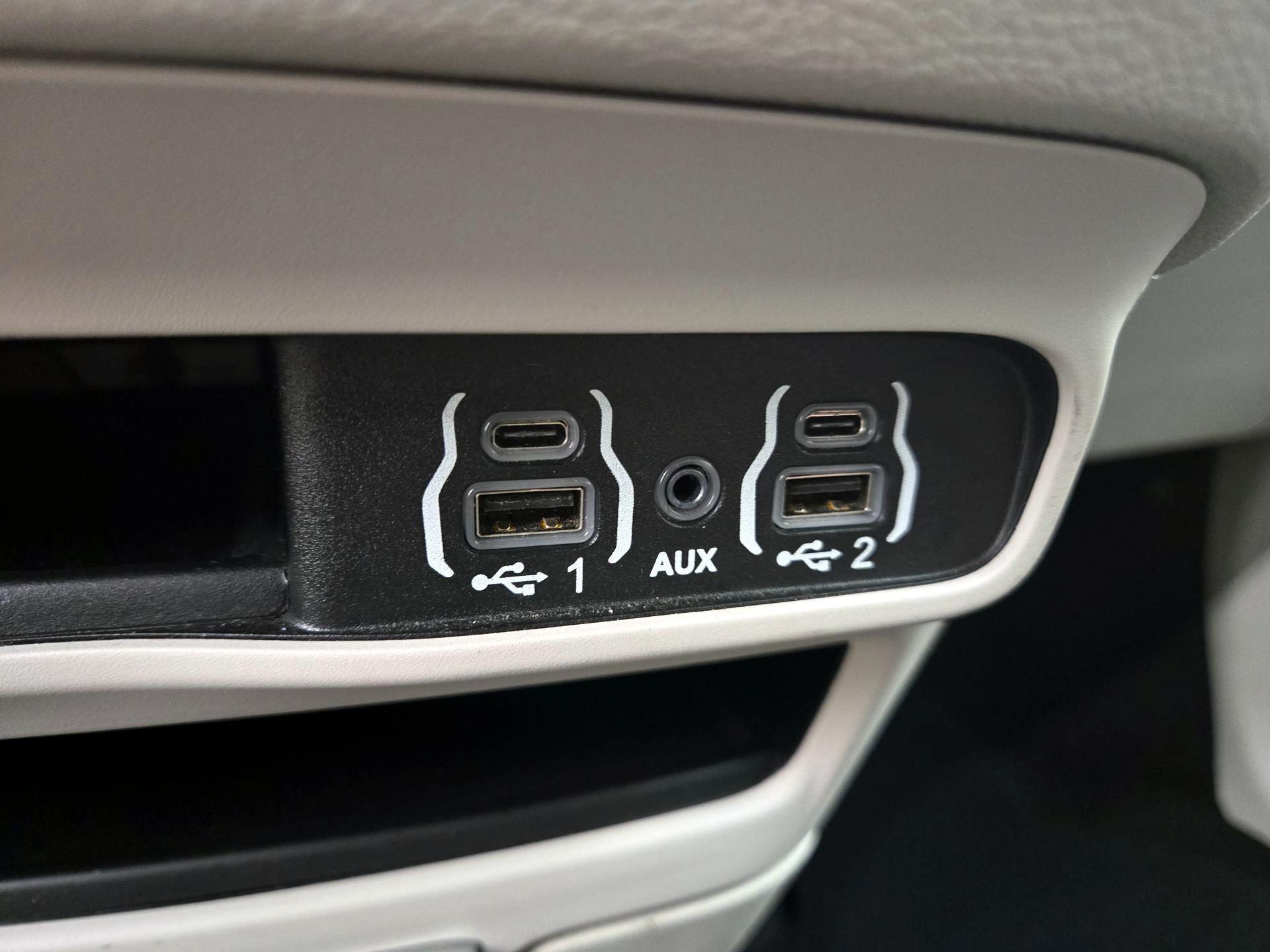 Thumbnail: 2023 Chrysler Pacifica - 18