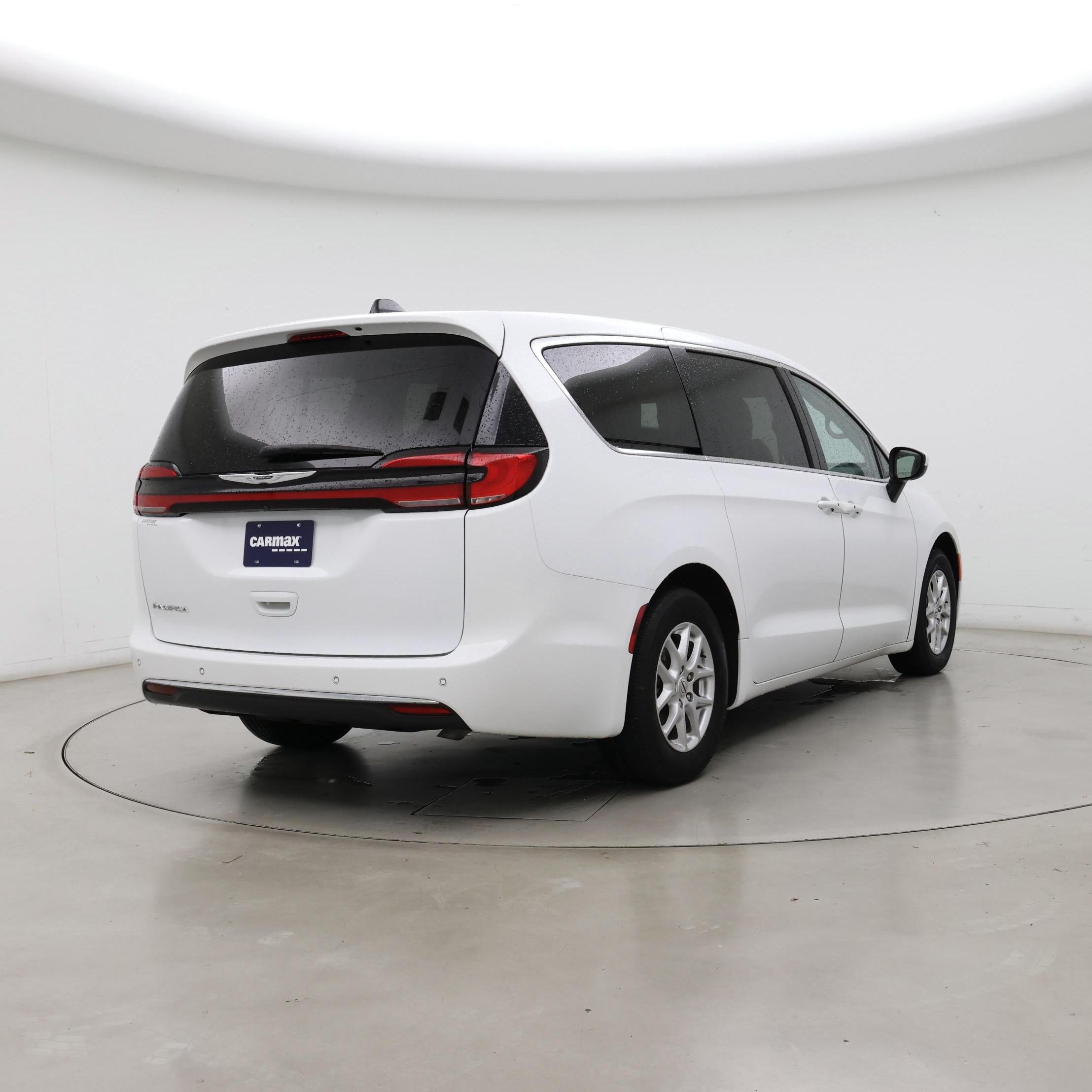 Thumbnail: 2023 Chrysler Pacifica - 8