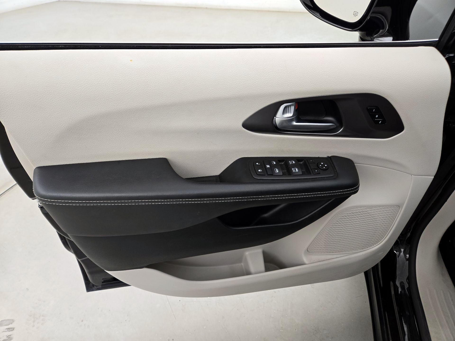 Thumbnail: 2024 Chrysler Pacifica - 12