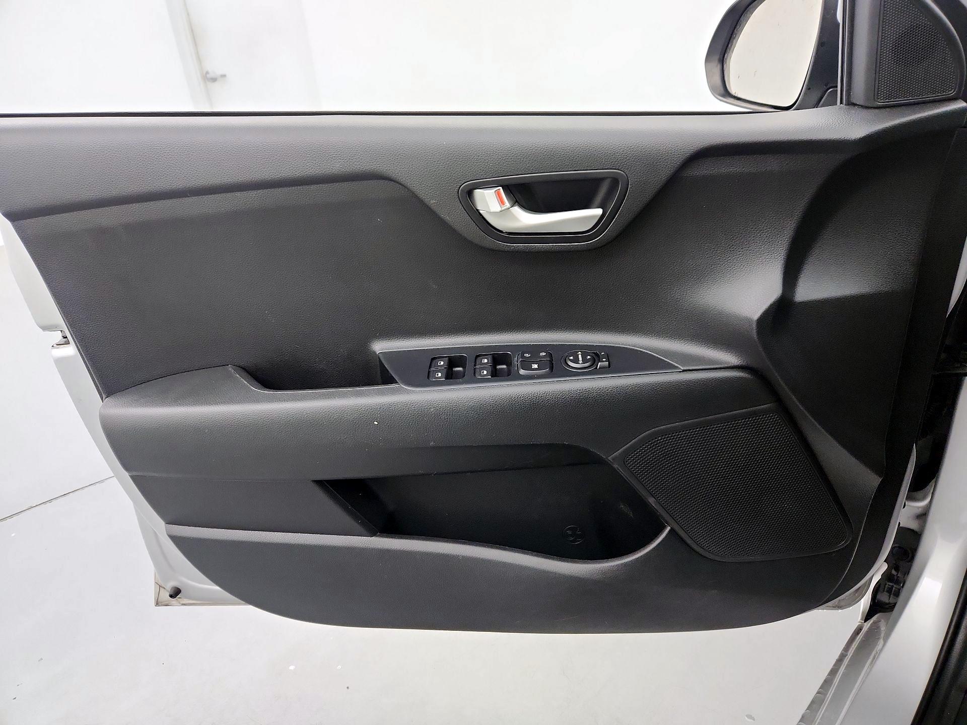 Thumbnail: 2020 Kia Rio - 12